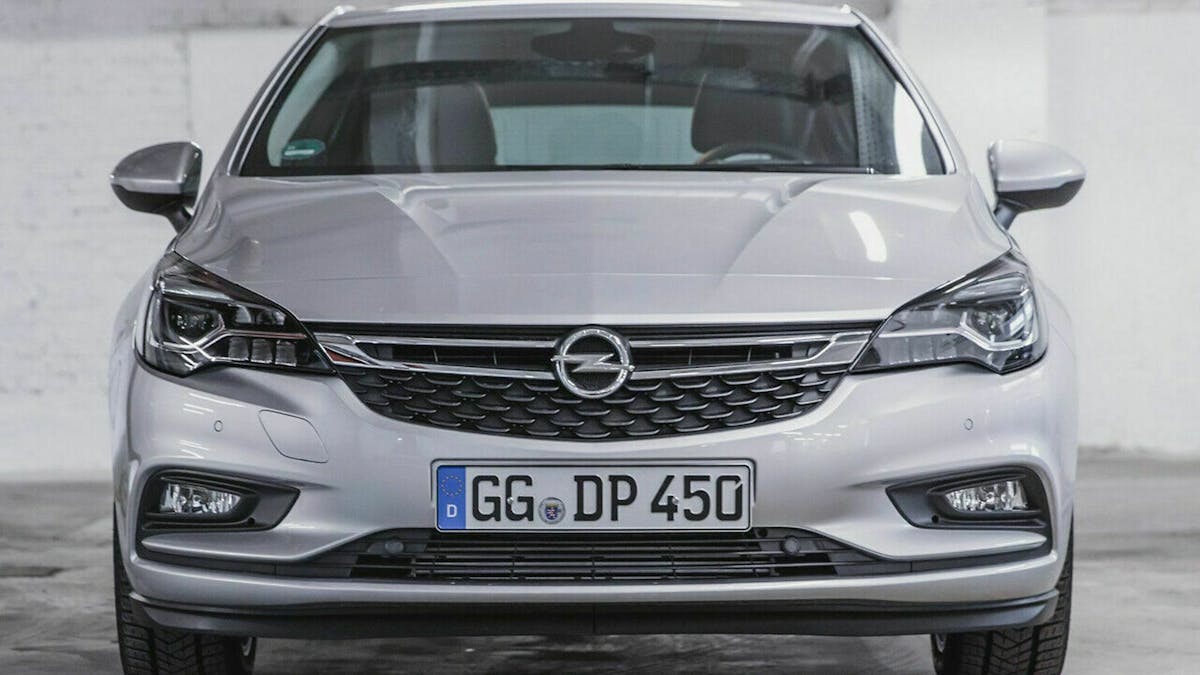 Der Opel Astra ist mit 8, 9 Sekunden von 0 auf 100 und 215 km/h das schnellere Auto