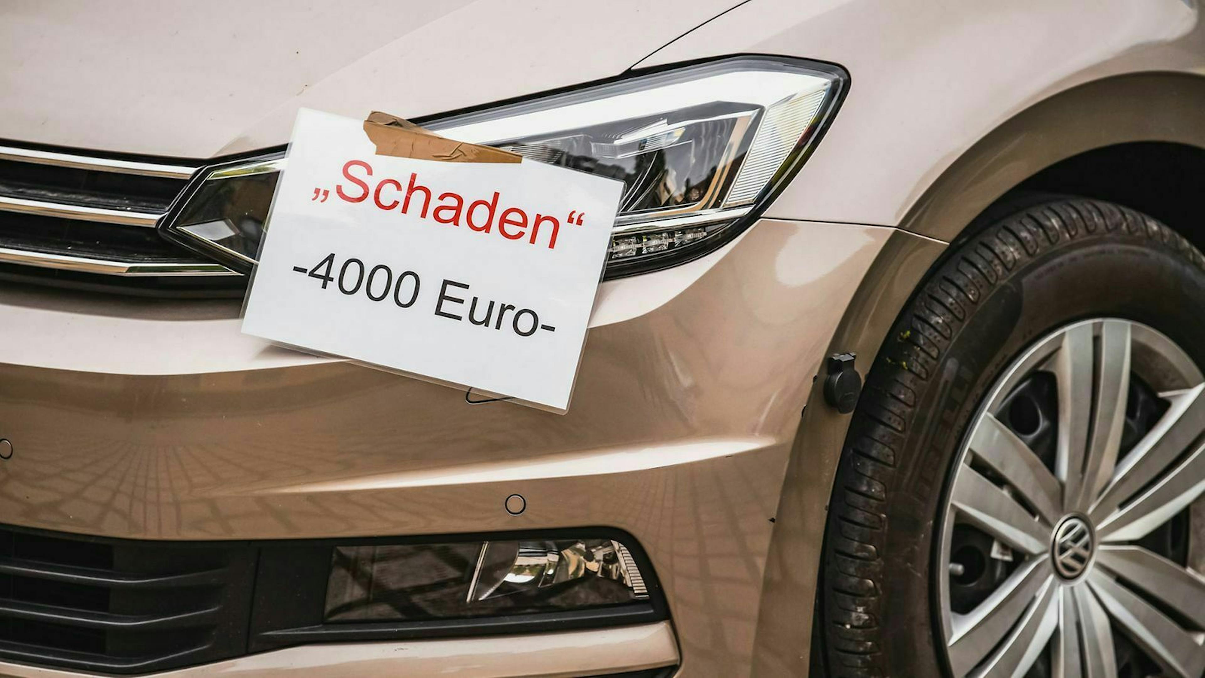 Meldest du einen selbstverursachten Schaden an deine Versicherung, stuft dich diese in der Regel herunter