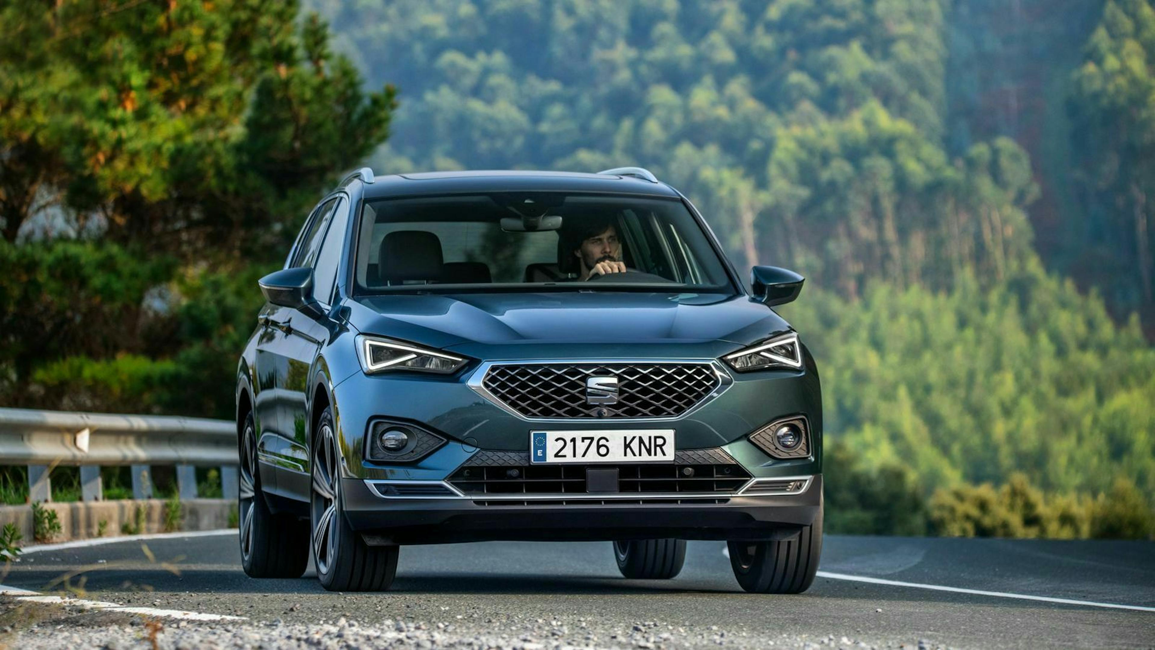 Zu sehen ist der Seat Tarraco, fahrend