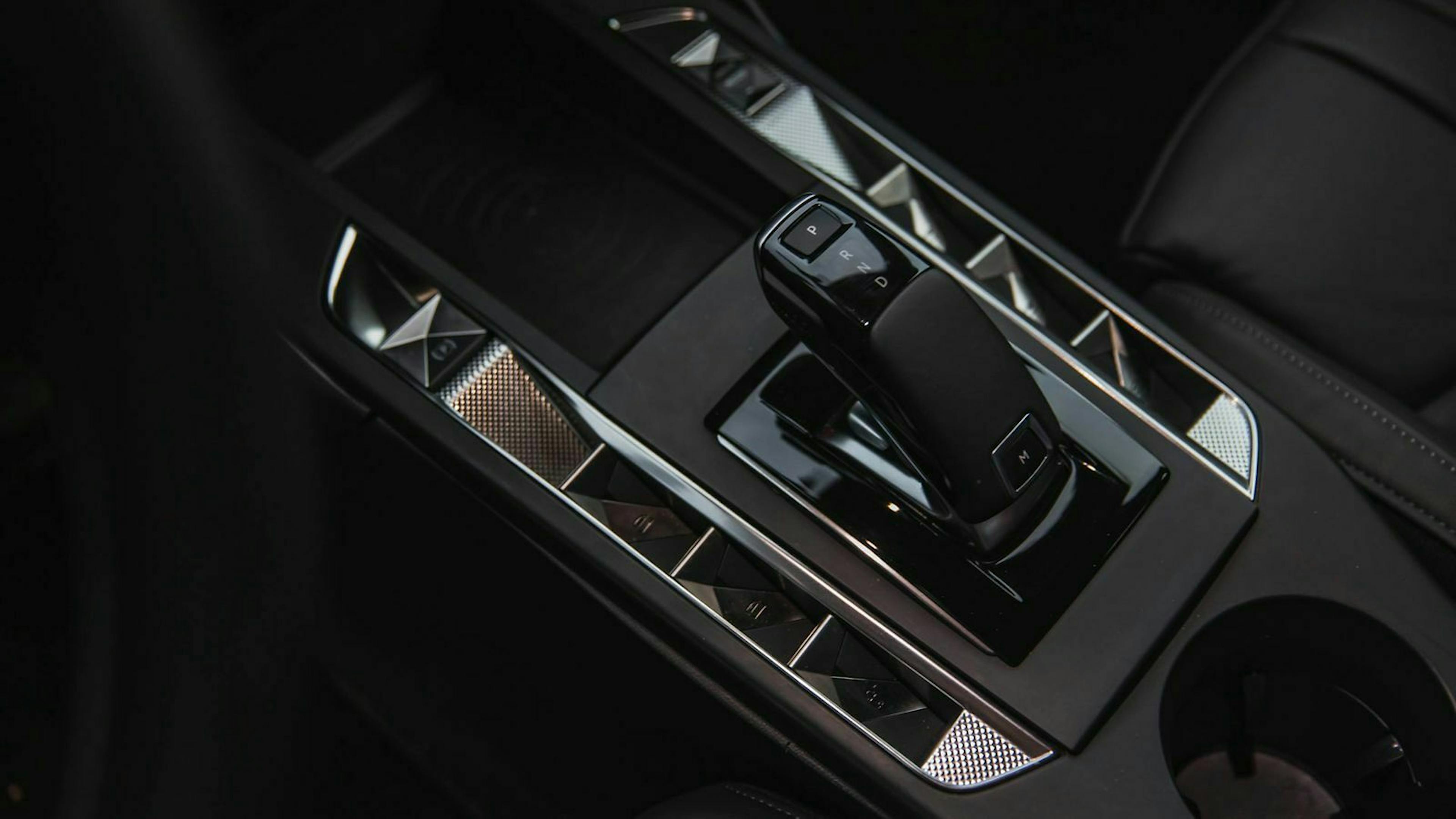 DS3 Crossback vergrößerte Ansicht von Mittelkonsole und Schalthebel