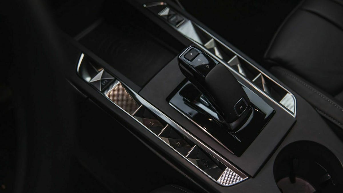 DS3 Crossback vergrößerte Ansicht von Mittelkonsole und Schalthebel