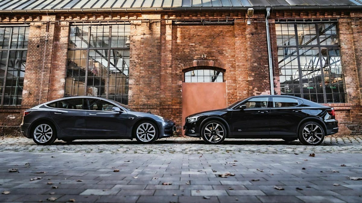 Das Tesla Model 3 und der Polestar in Seitenansicht