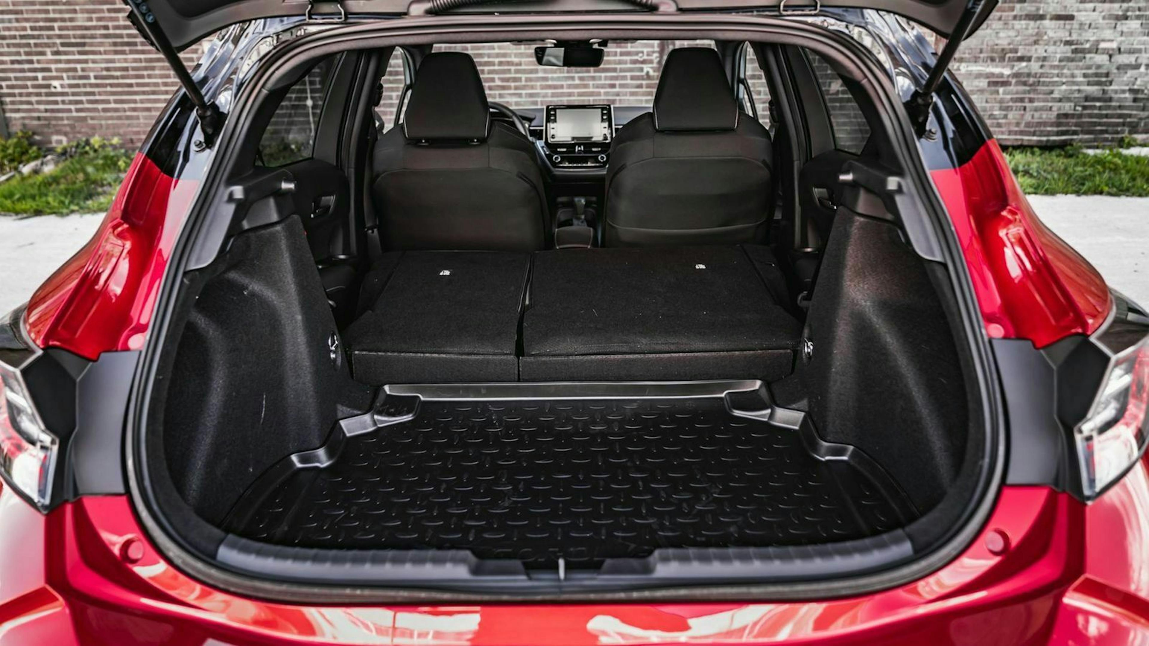 Toyota Corolla Blick in den Kofferraum umgelegte Rückbank
