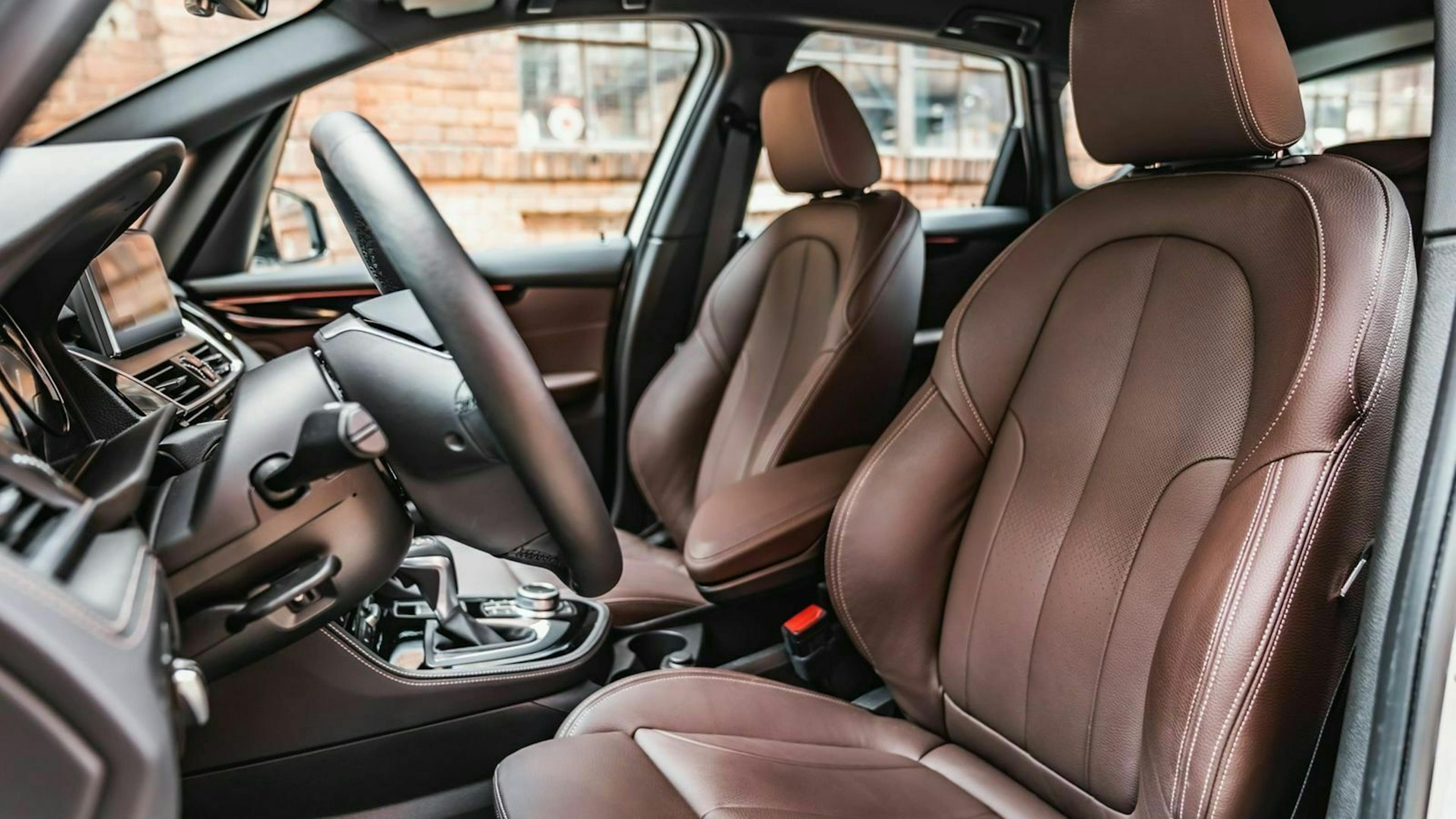 BMW 225 xe Test mit Sicht auf Vordersitze