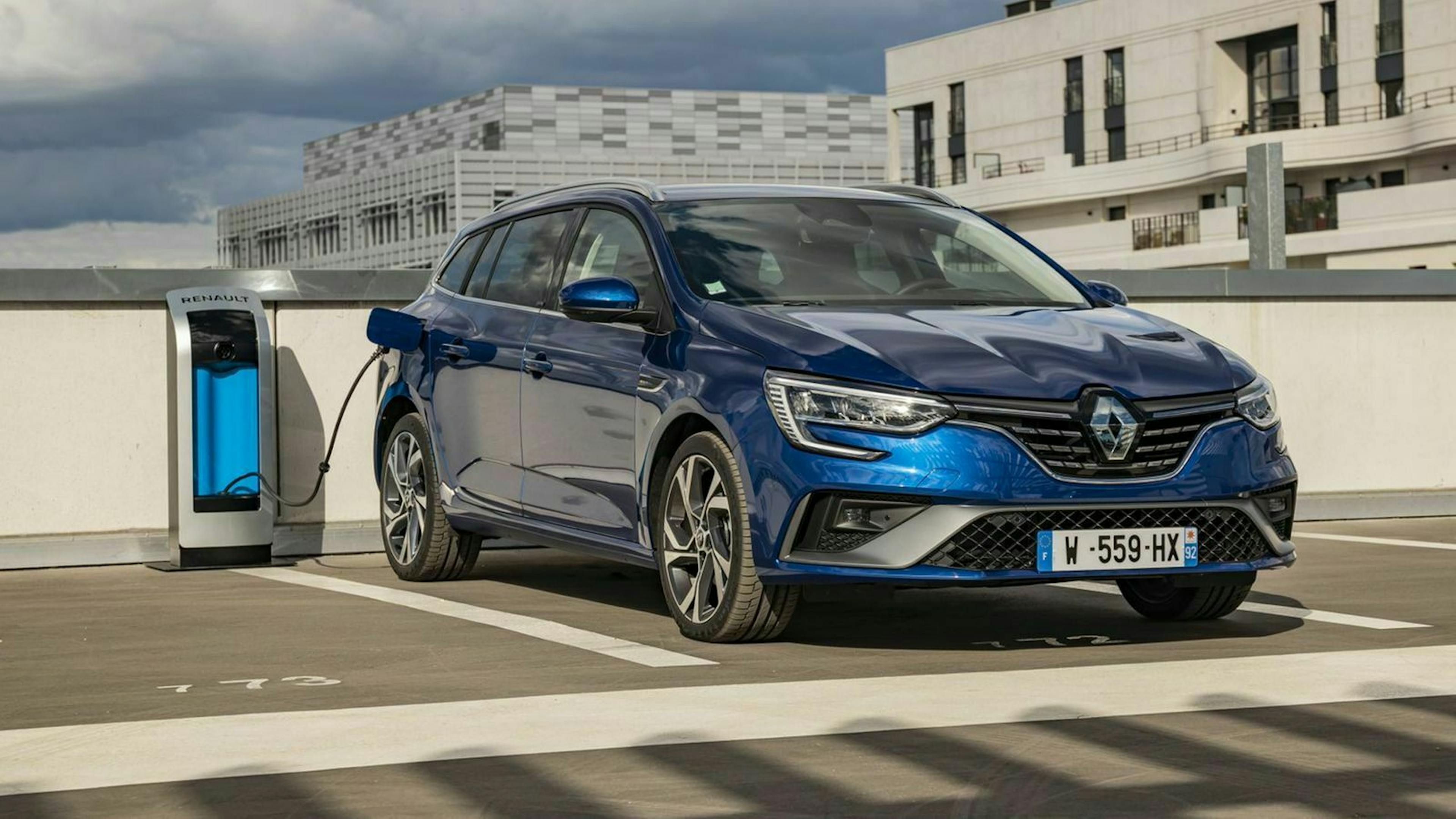 Zu sehen ist der Renault Mégane Grandtour E-Tech an einer Ladestation