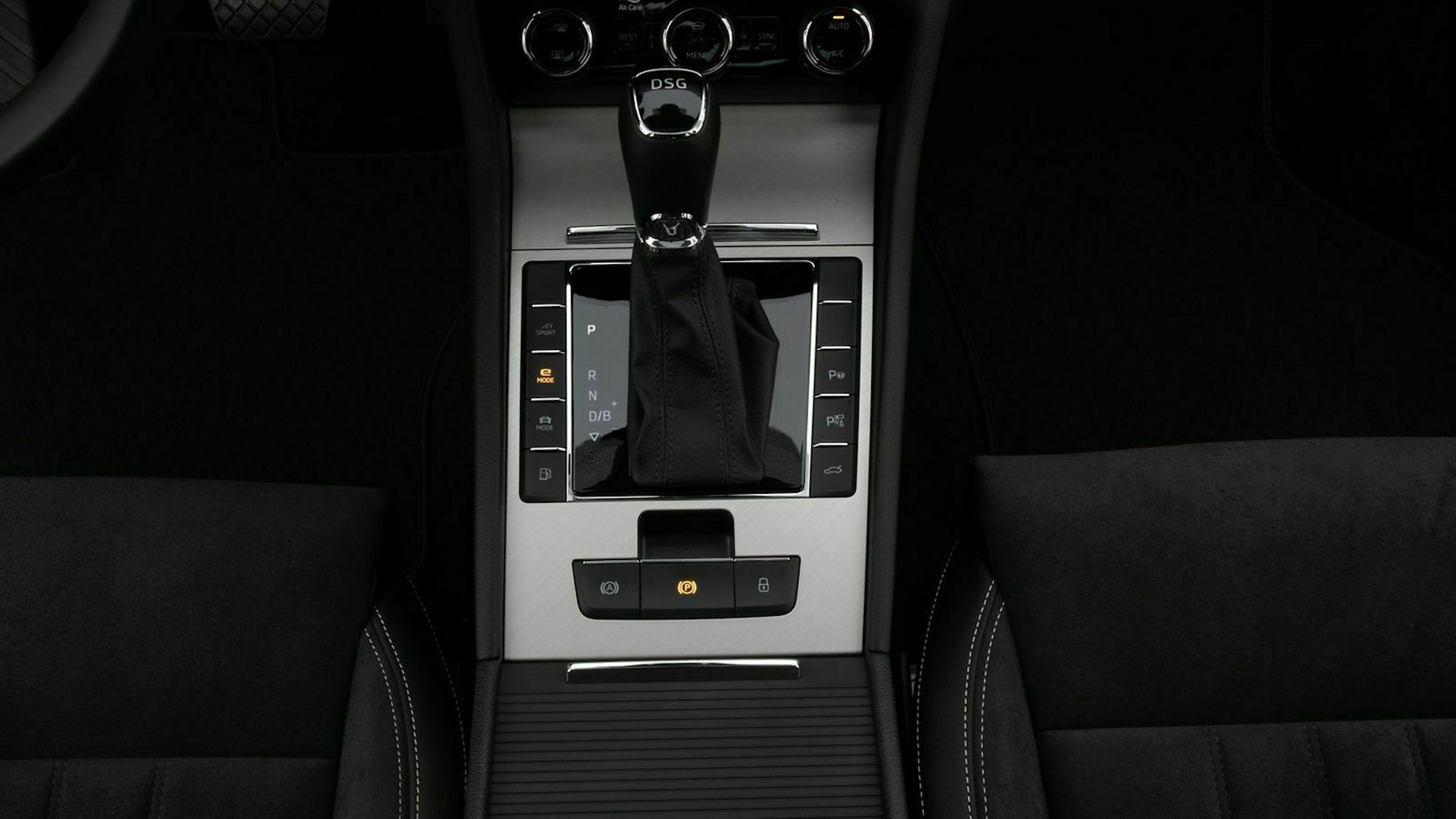 Blick auf den Schalthebel im Škoda Superb IV 