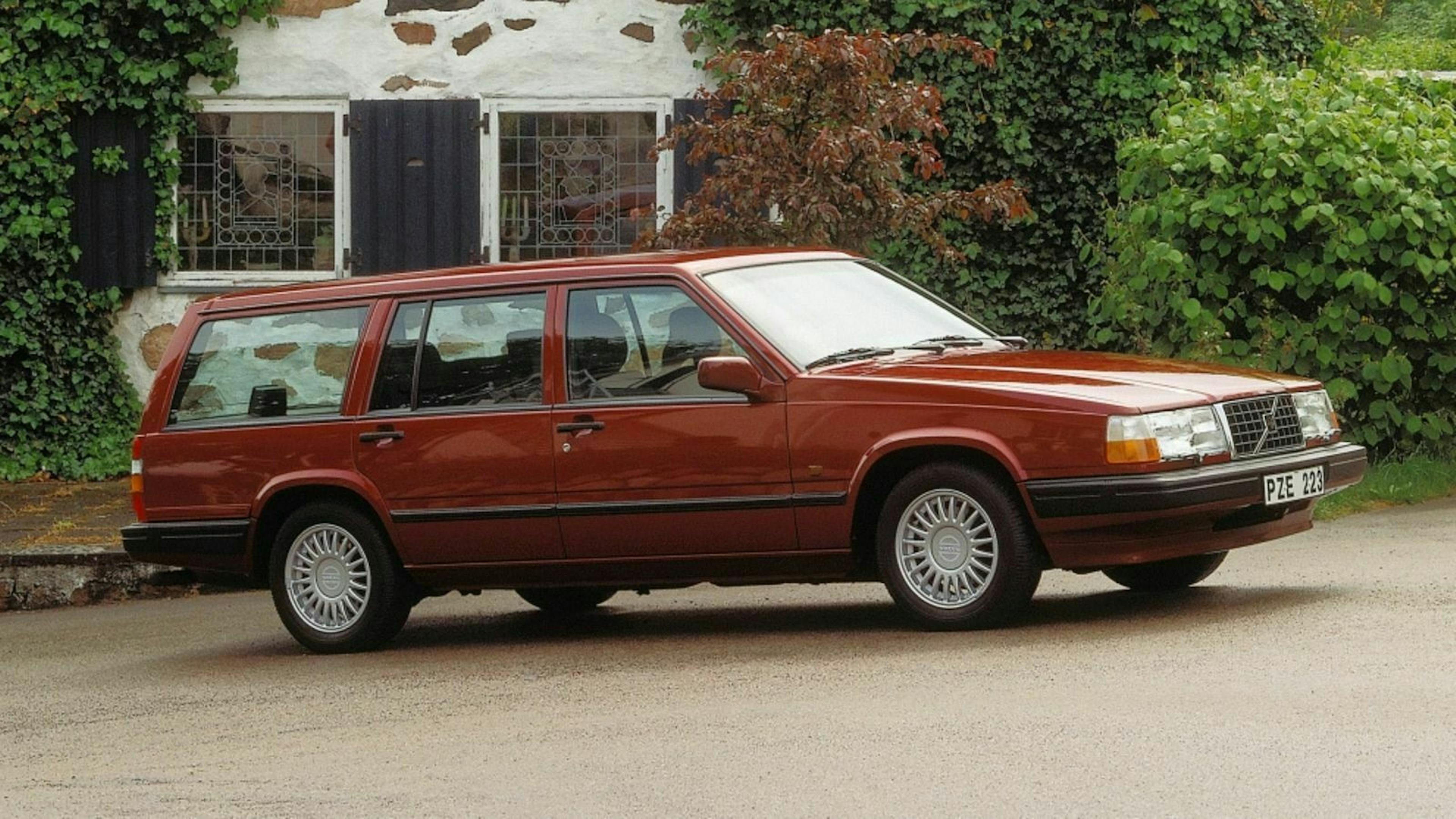 Volvo 900 stehend in Seitenansicht