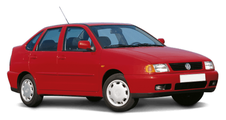 Roter Volkswagen Polo der 1990er Jahre, seitlich fotografiert, mit weißem Nummernschild und sichtbarer Antenne auf dem Dach.