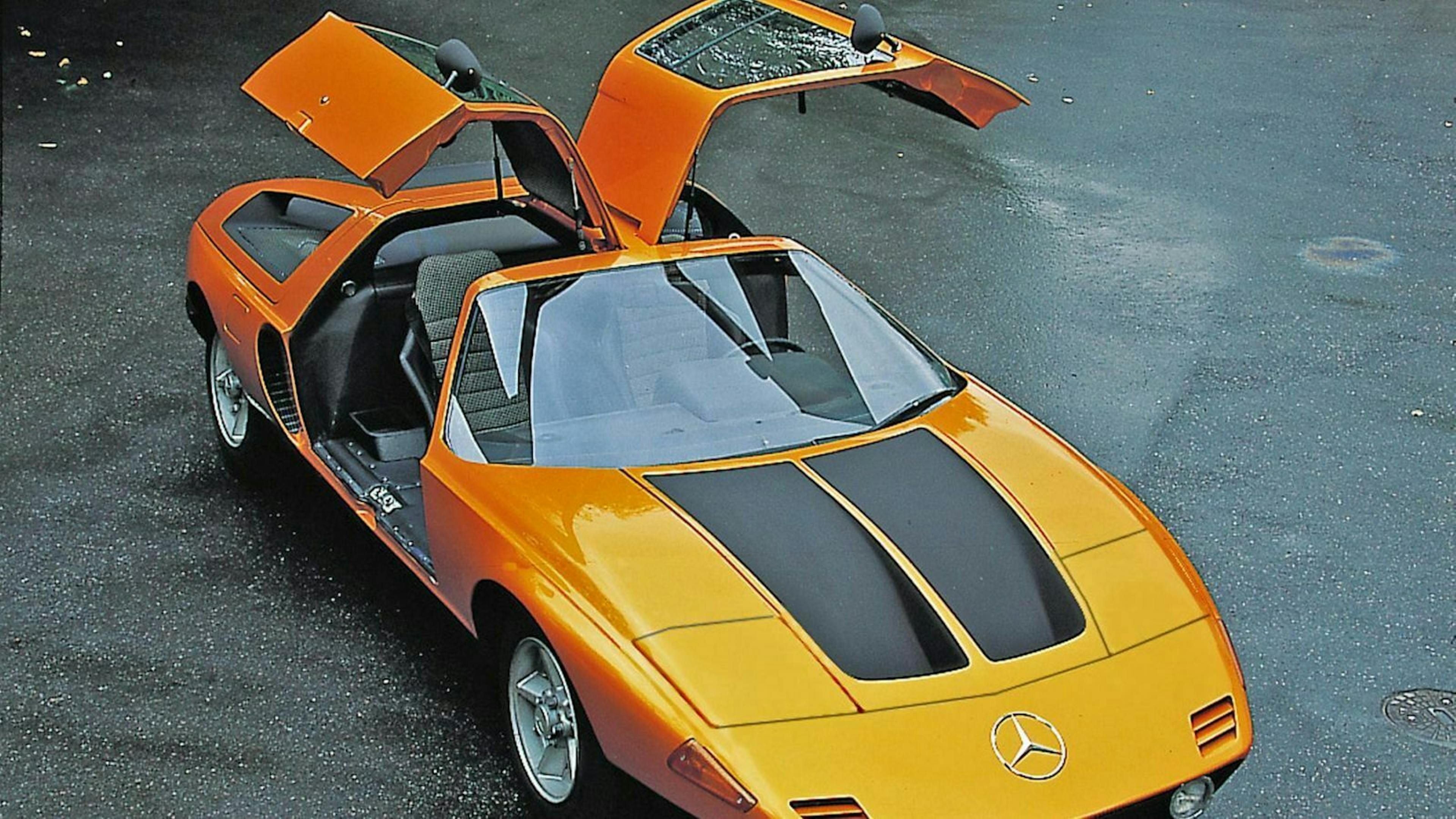 Der Mercedes C111 aus der Vogelperspektive mit offenen Türen