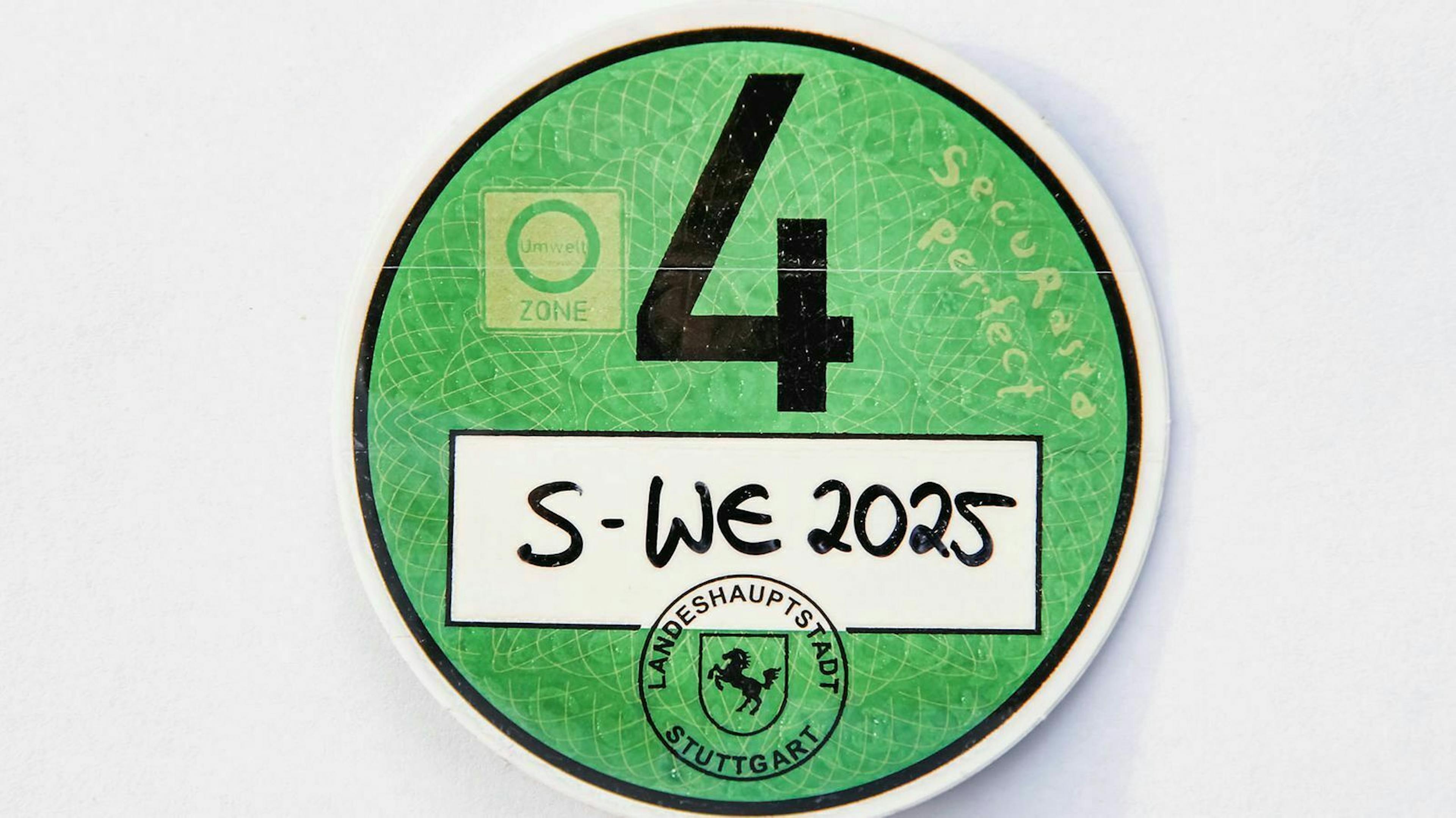 Die grüne Umweltplakette steht für den geringsten Schadstoffausstoß. Autos mit diesem Aufkleber gehören zur Schadstoffklasse 4.