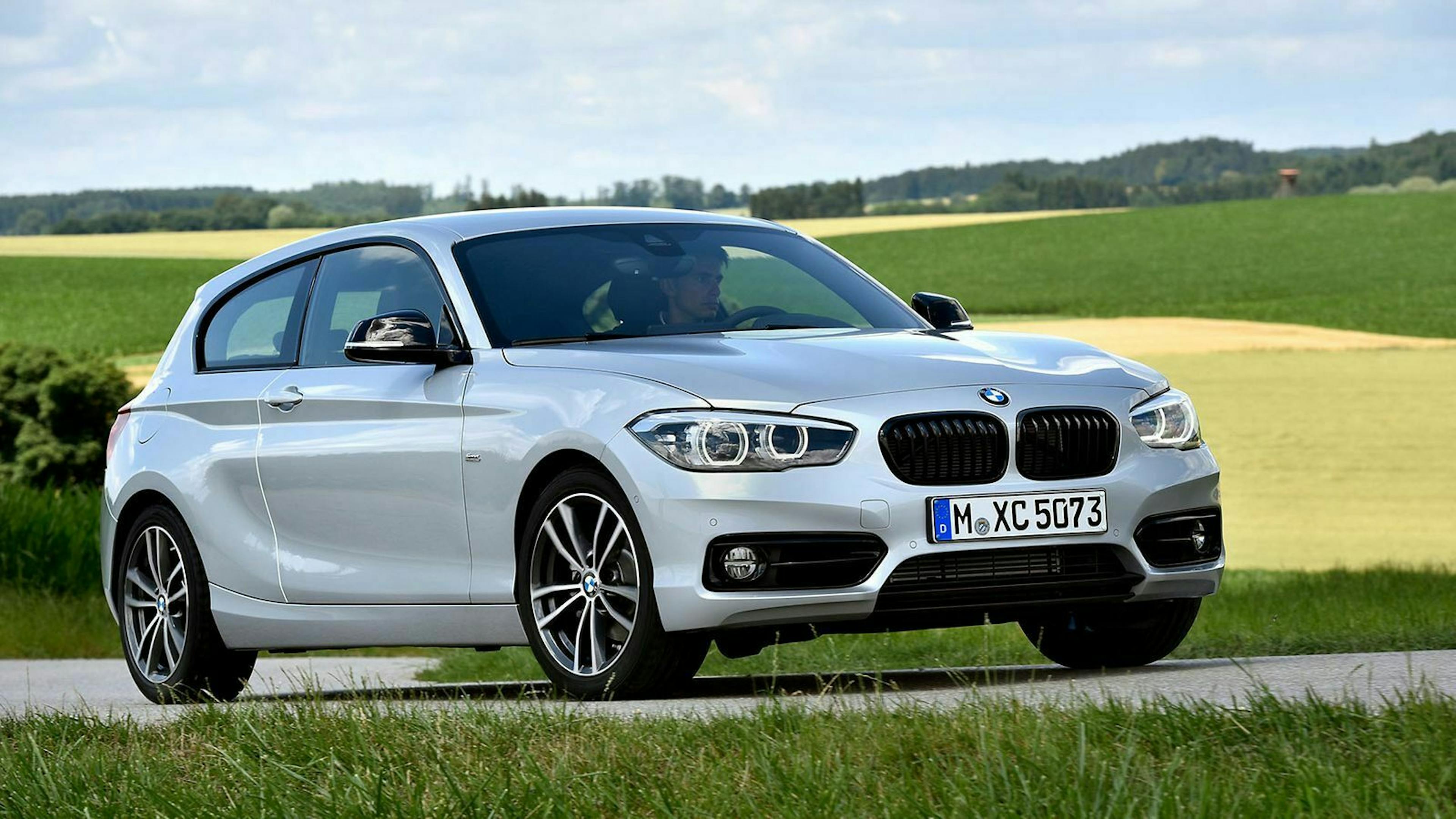 Zu sehen ist der BMW 120d ab 2017 in der Sport Line Edition als Dreitürer. Er ist in der Farbe 'Glaciersilber' lackiert
