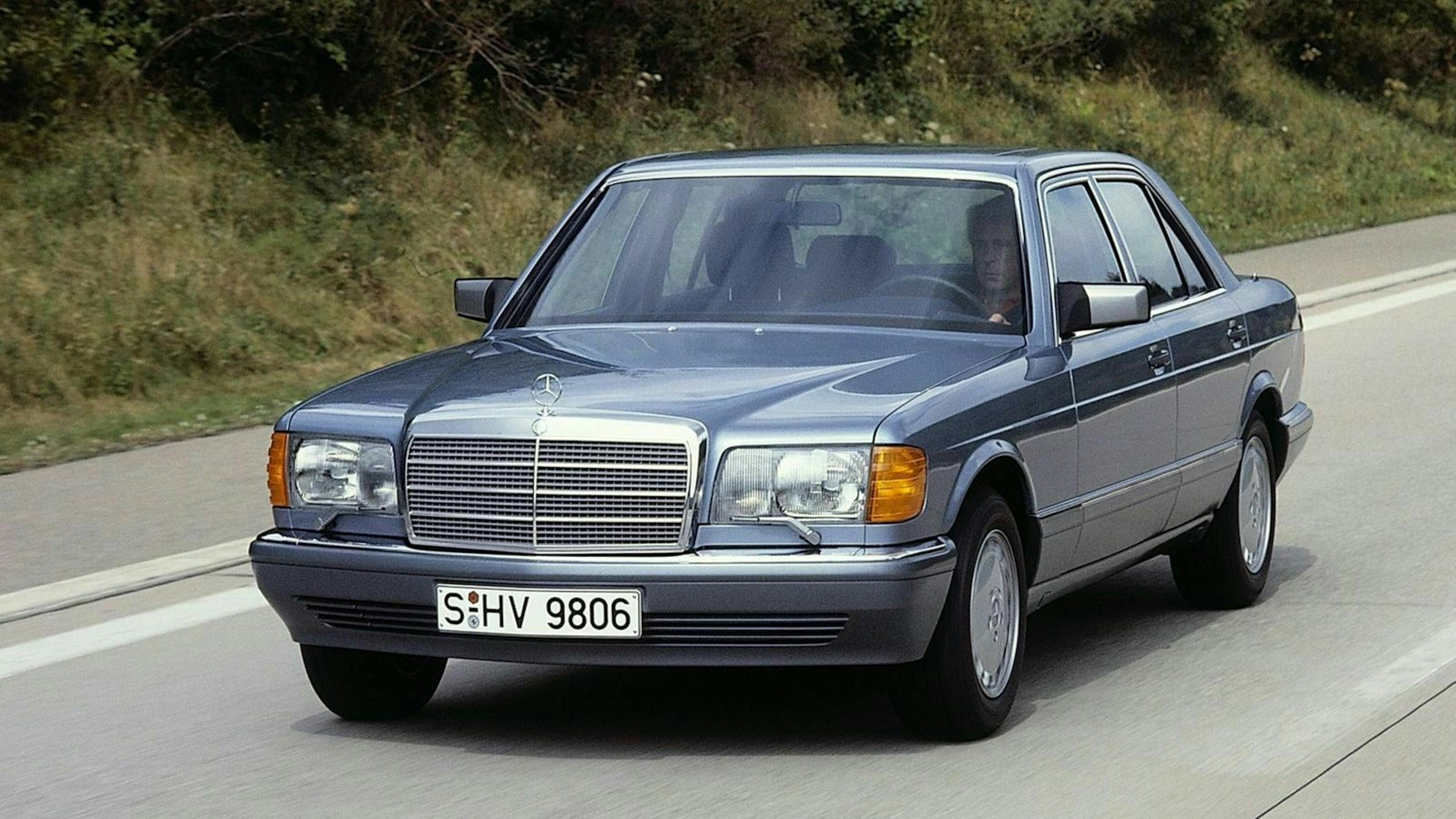 Mercedes W126 fahrend in Frontansicht