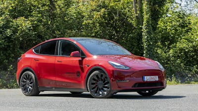Tesla Model Y (2021) in seitlicher Frontansicht