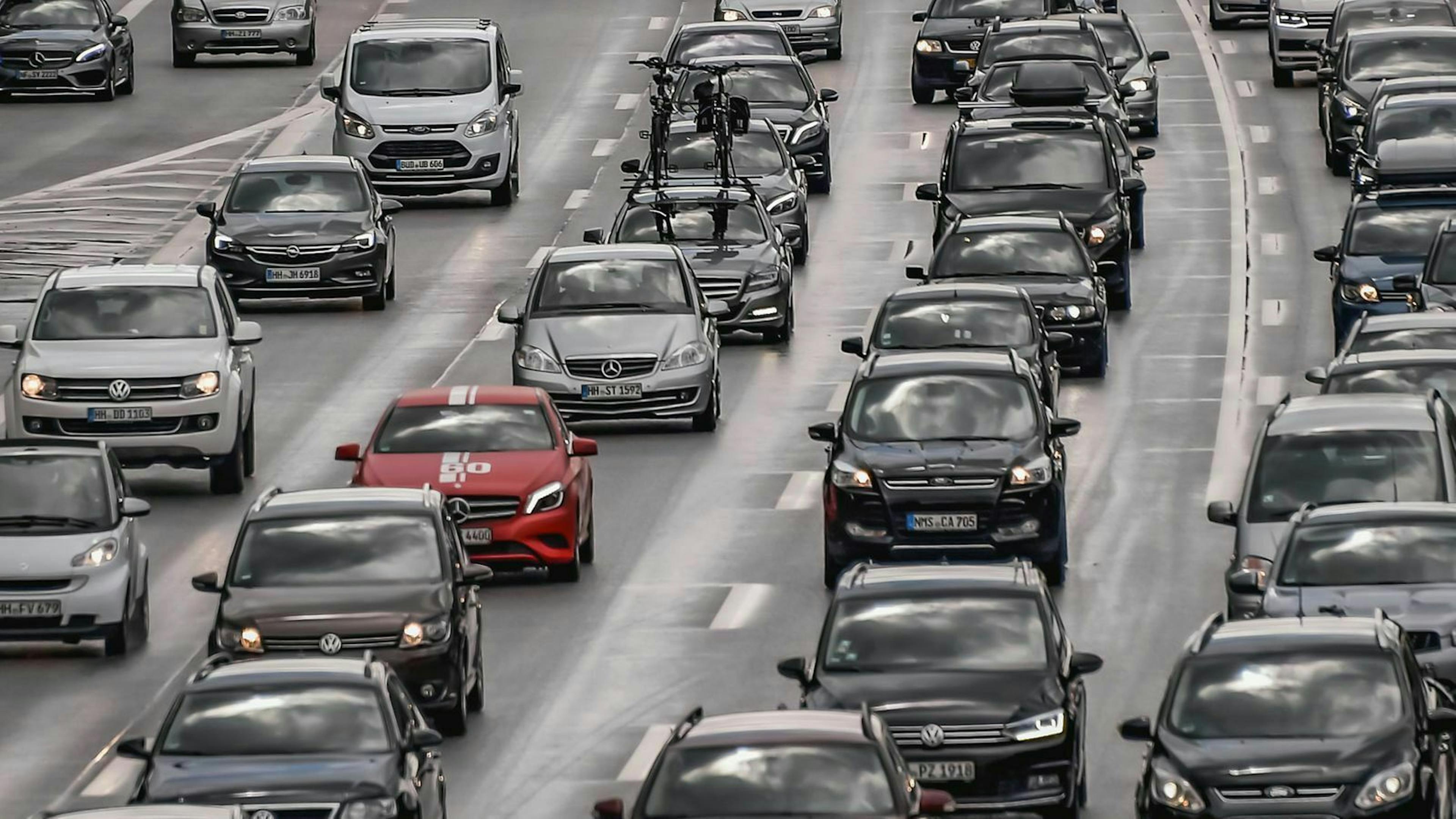Eine viel befahrene Autobahn voller neuerer Autos.