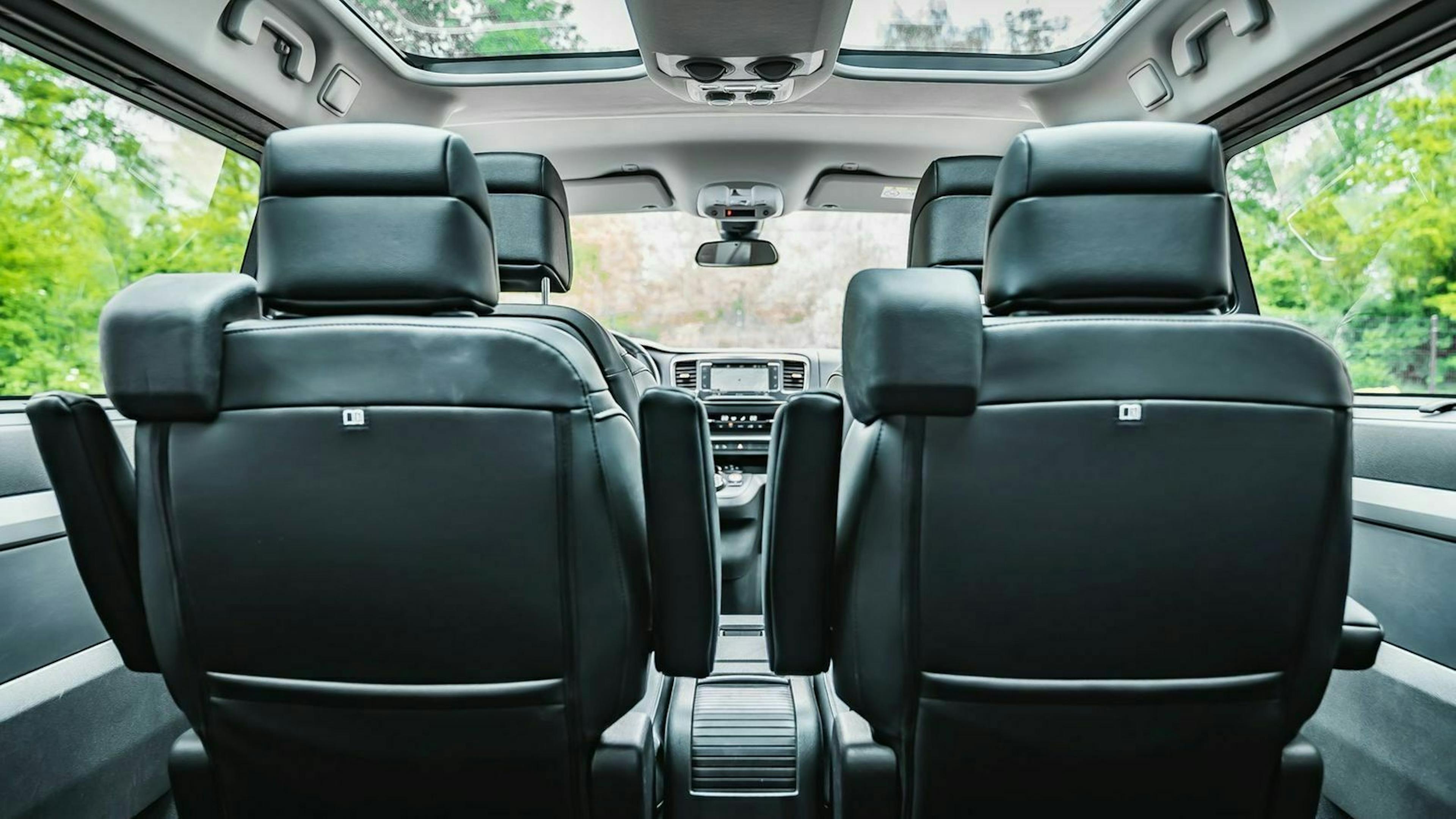 Zu sehen ist der Innenraum des Toyota ProAce Verso