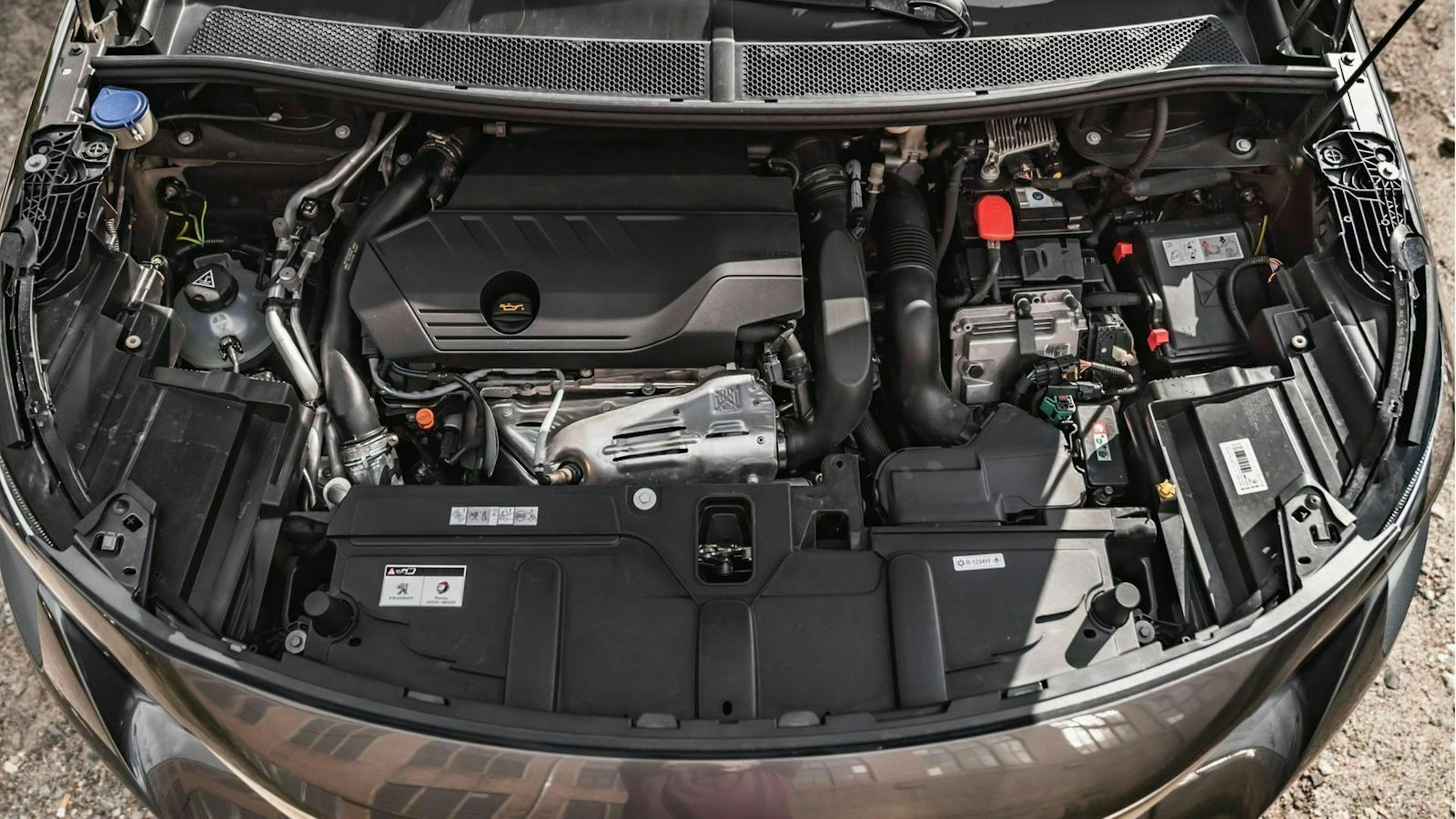 Peugeot 3008 Hybrid4 (2020) Blick unter die Motorhaube