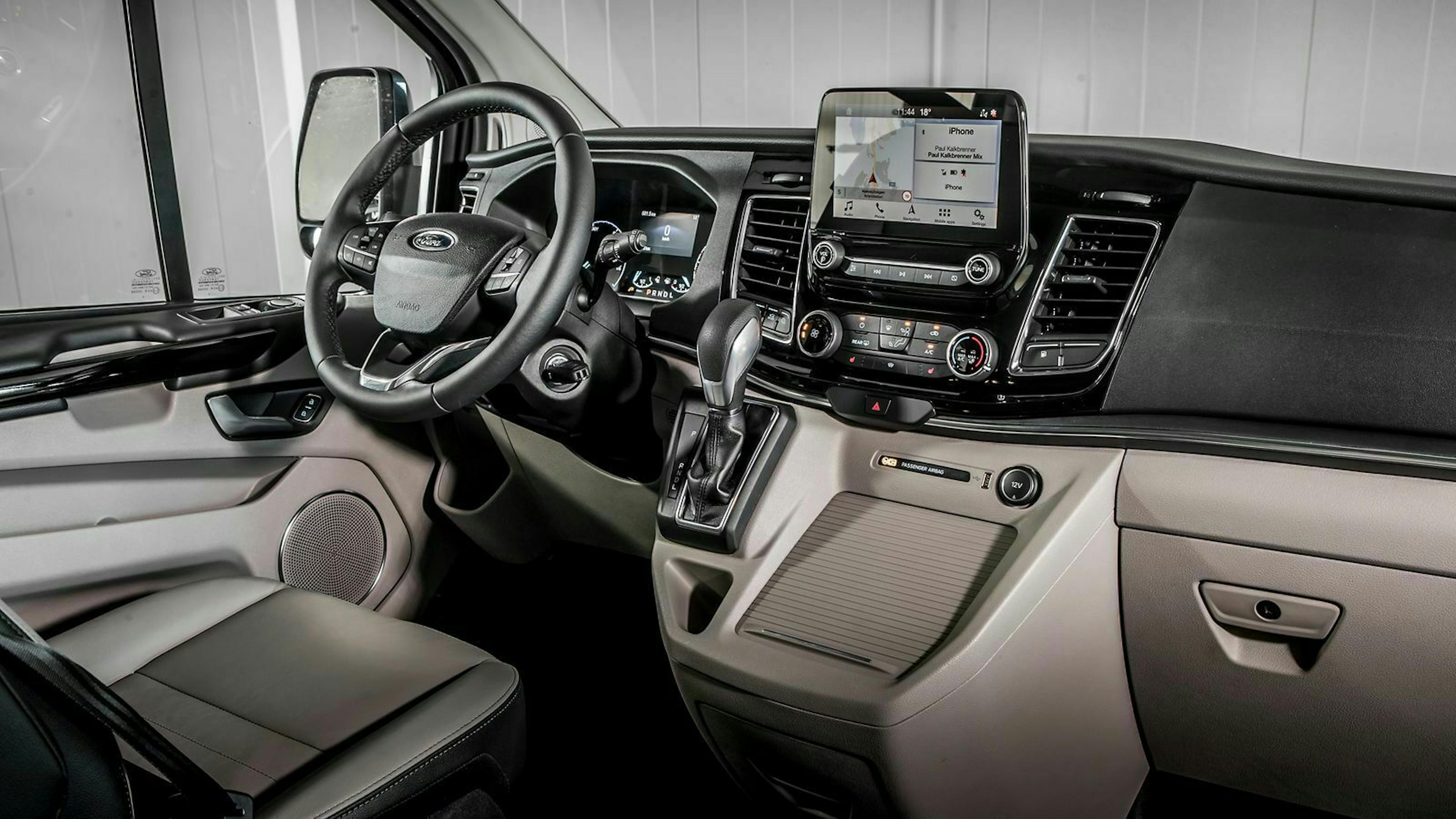 Das Material im Innenraum des Tourneo wirkt hochwertiger als im Transit