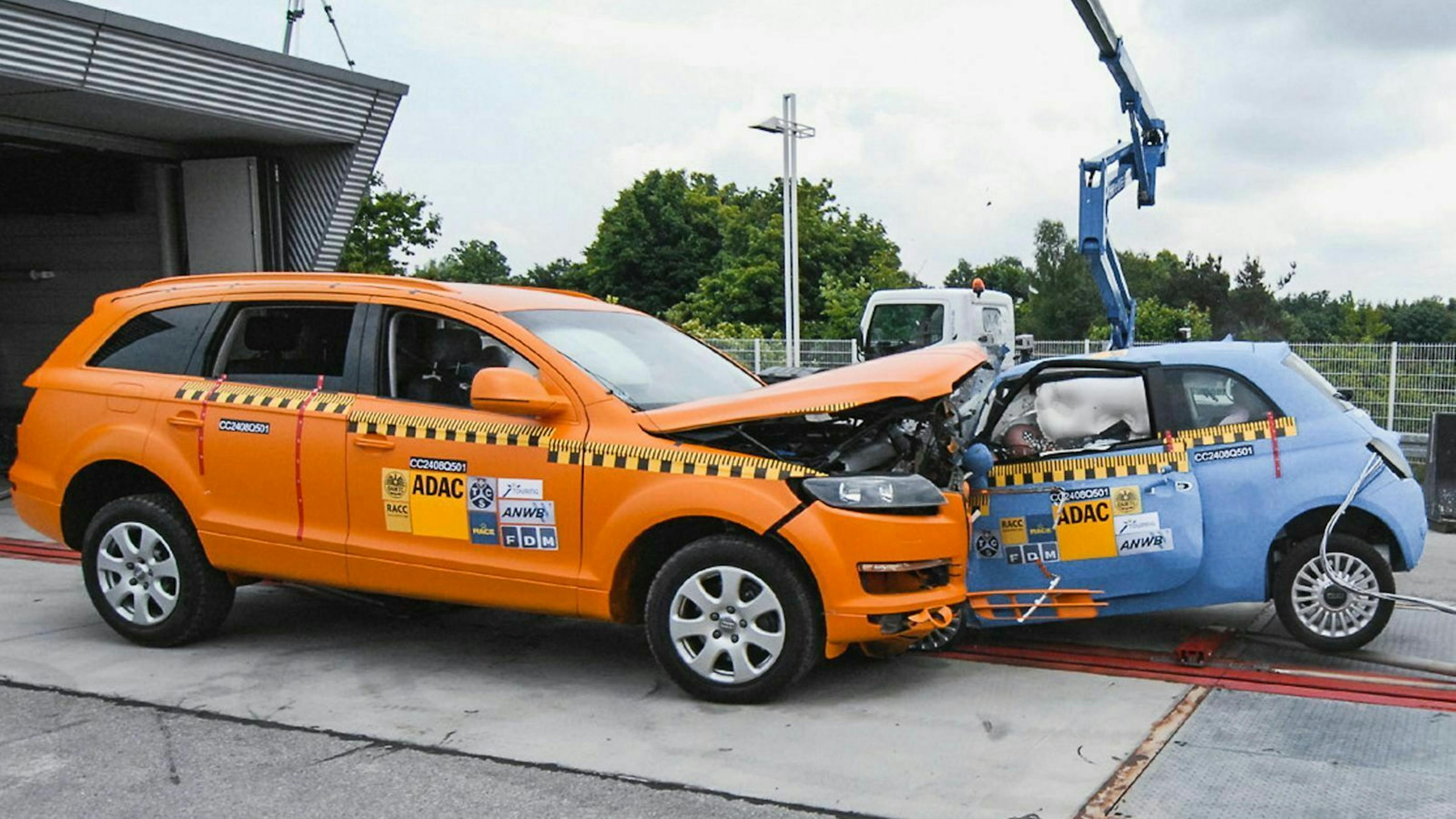 Wenn das Farzeug droht, die Spur zu verlassen, soll der aktive Spur-Assistent gegenlenken