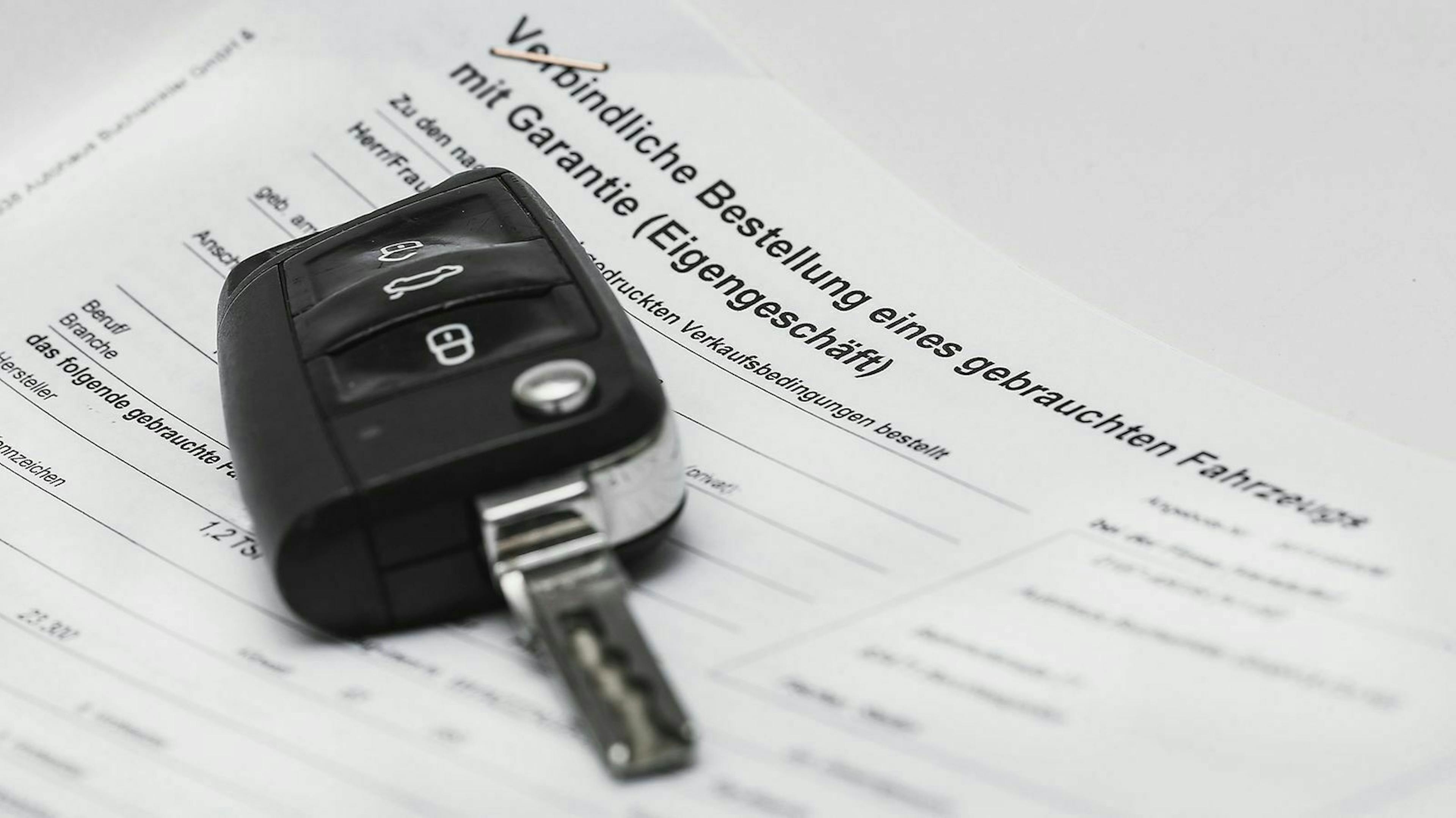 Wenn Du ein neues oder ein gebrauchtes Auto kaufst, musst Du den Wagen immer in der Zulassungsstelle anmelden.