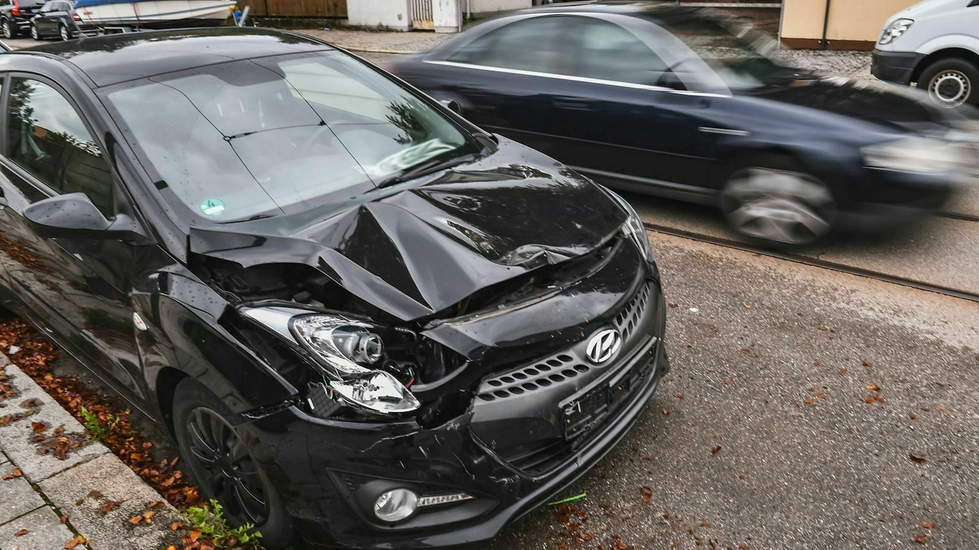Ein Auto bremst grundlos vor Dir und provoziert einen Auffahrunfall? Dann handelt es sich womöglich um Versicherungsbetrug.