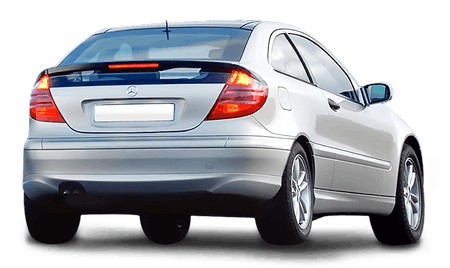 Silberner Mercedes-Benz von hinten, auf einem grauen Hintergrund. Das Auto hat ein markantes Rücklichtdesign und sportliche Felgen.