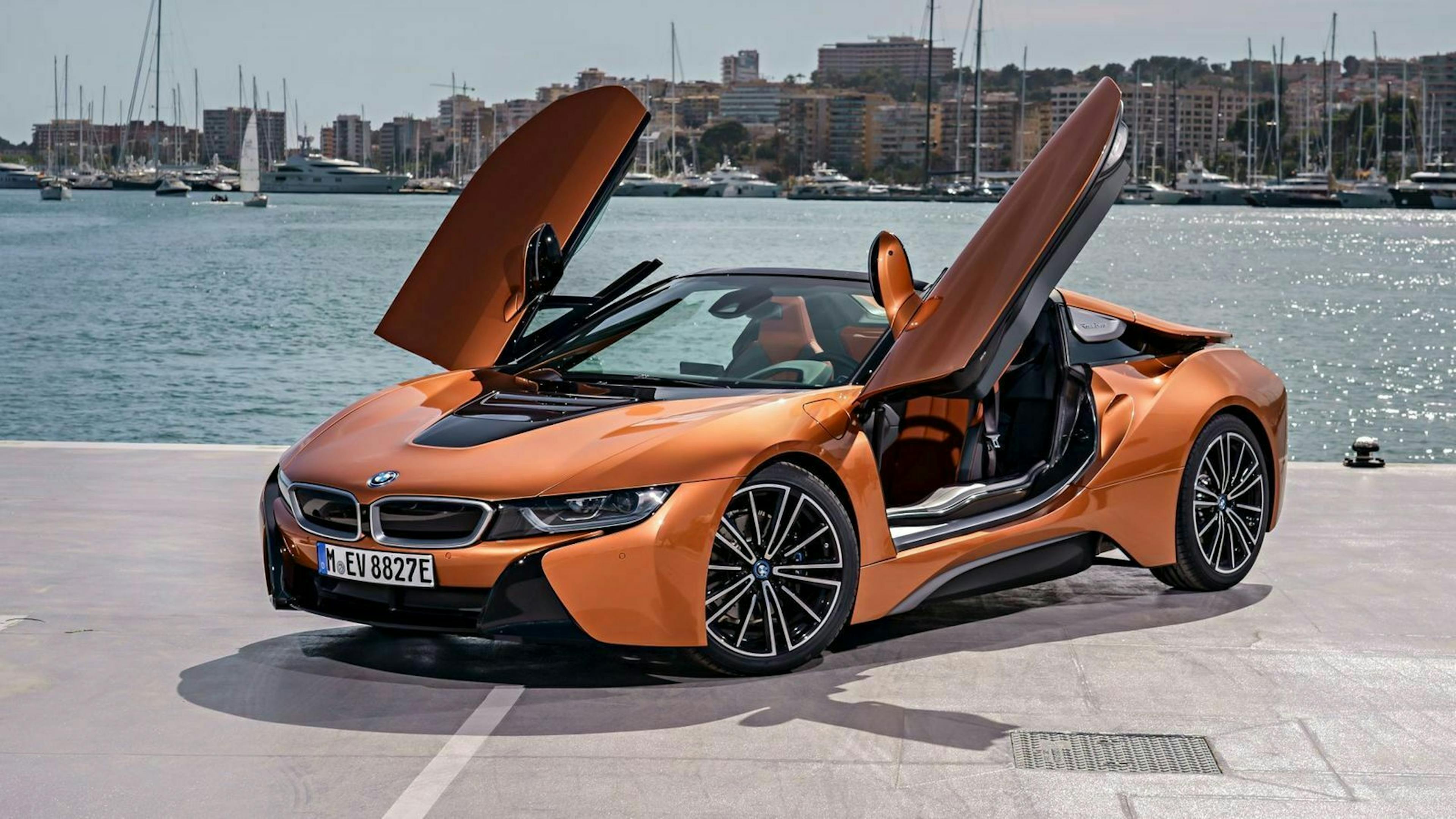Der BMW i8 mit geöffneten Flügeltüren