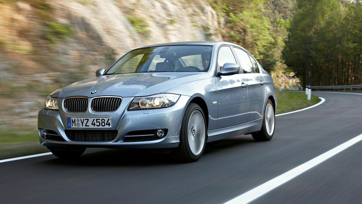 BMW E90 Facelift in Frontansicht fahrend