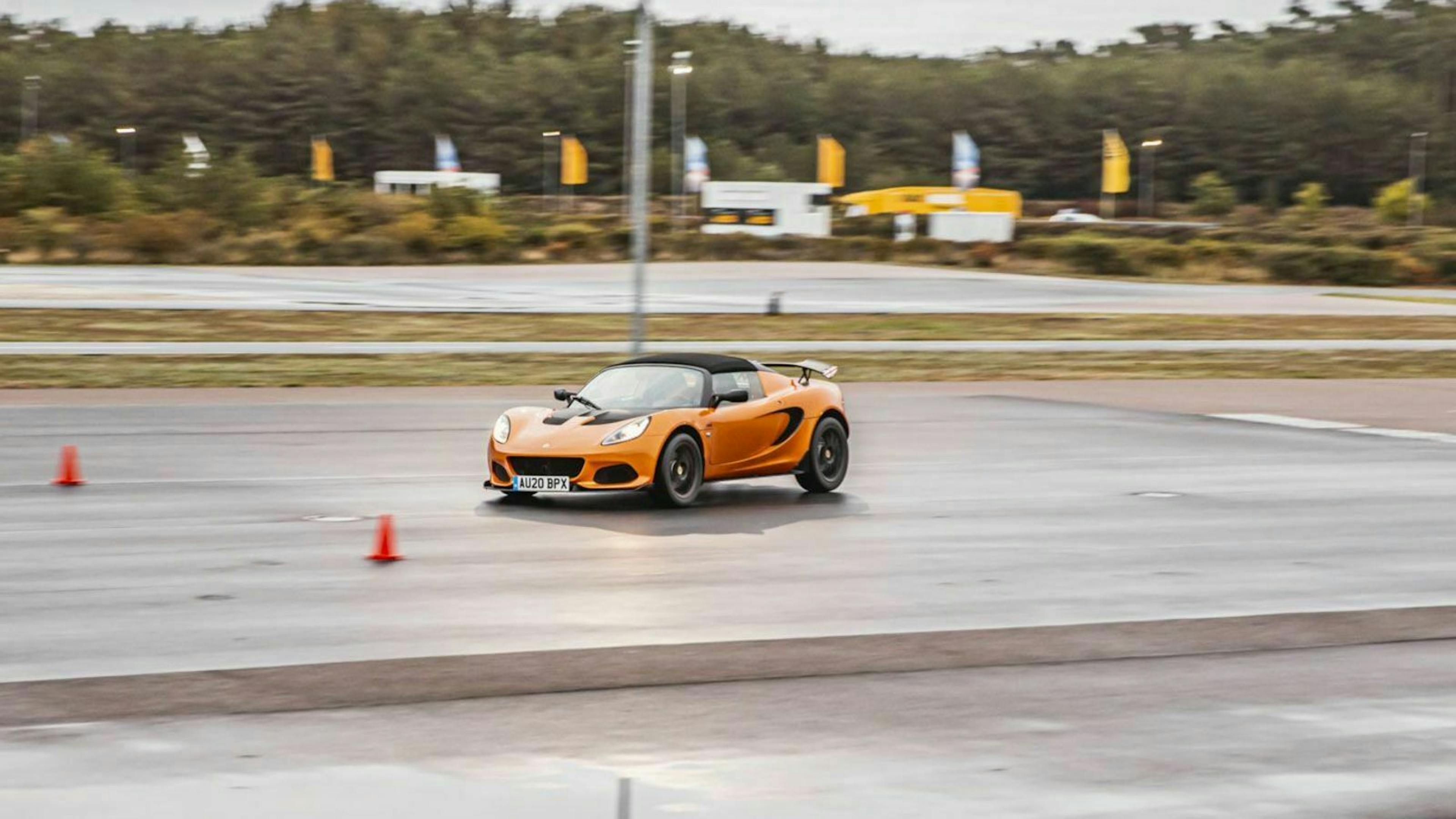 Zu sehen ist der Lotus Elise auf der Rennstrecke