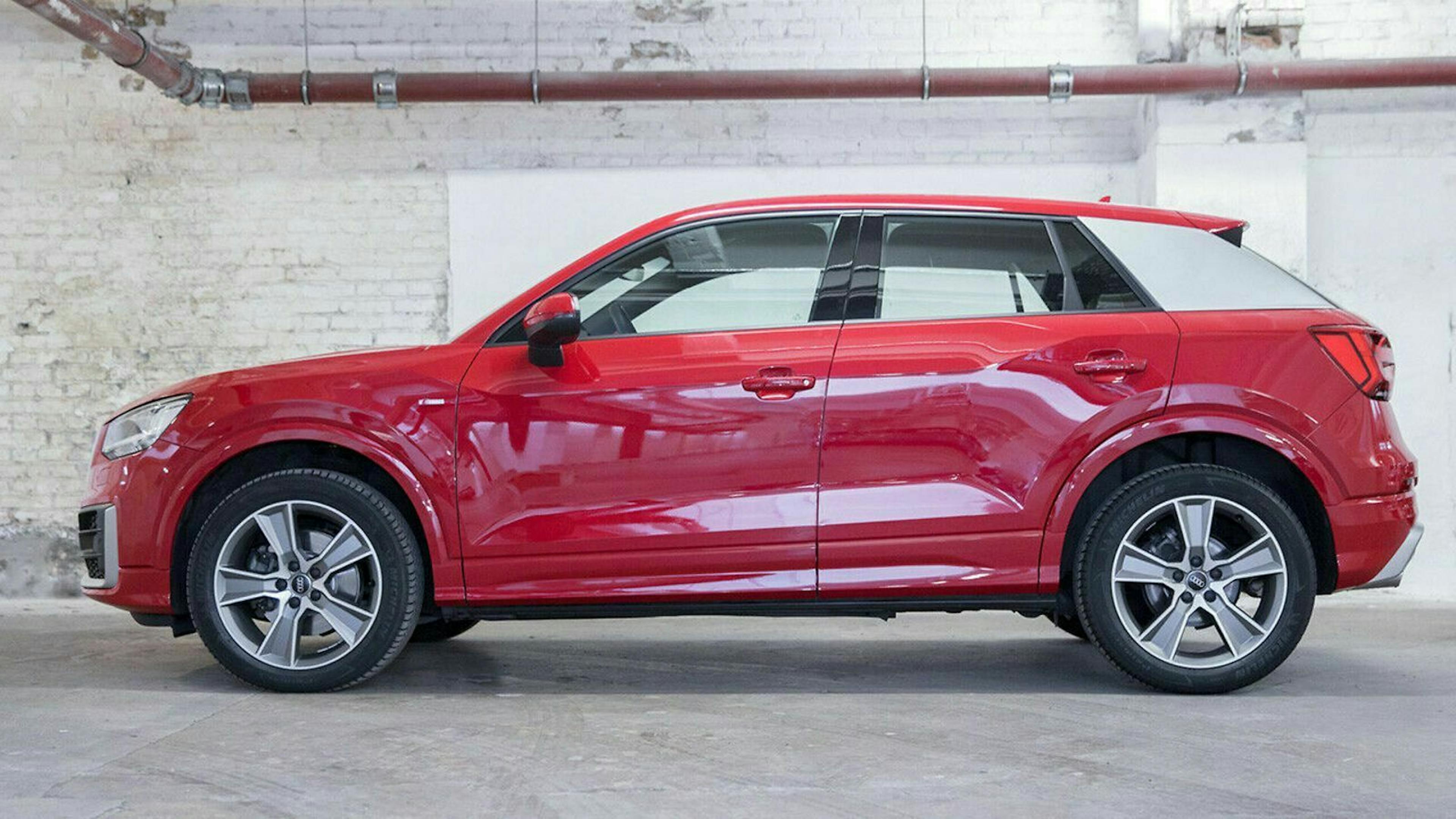 Der Q2 wirkt mit seiner Maße von 4,31 Metern Länge, 1,78 Metern Breite und 1,43m Höhe um einiges größer und massiger als der A3.