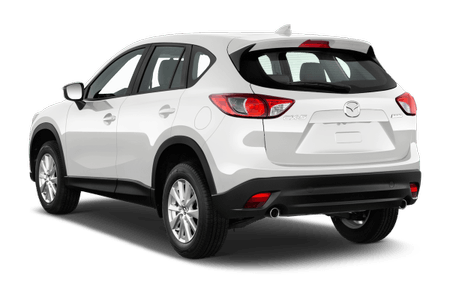 Weißer SUV von hinten mit roten Rücklichtern und silbernen Felgen, geparkt auf weißem Hintergrund.