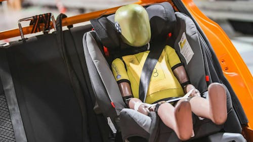Kindersitze bei Warentest – eine Babyschale flog beim Crash durchs