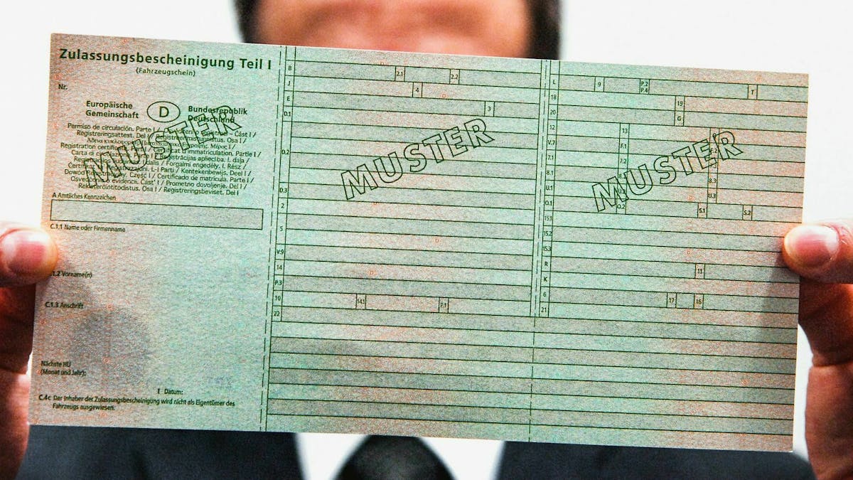 Willst Du ein Kurzzeitkennzeichen beantragen, musst Du unter anderem den Fahrzeugschein vorlegen.
