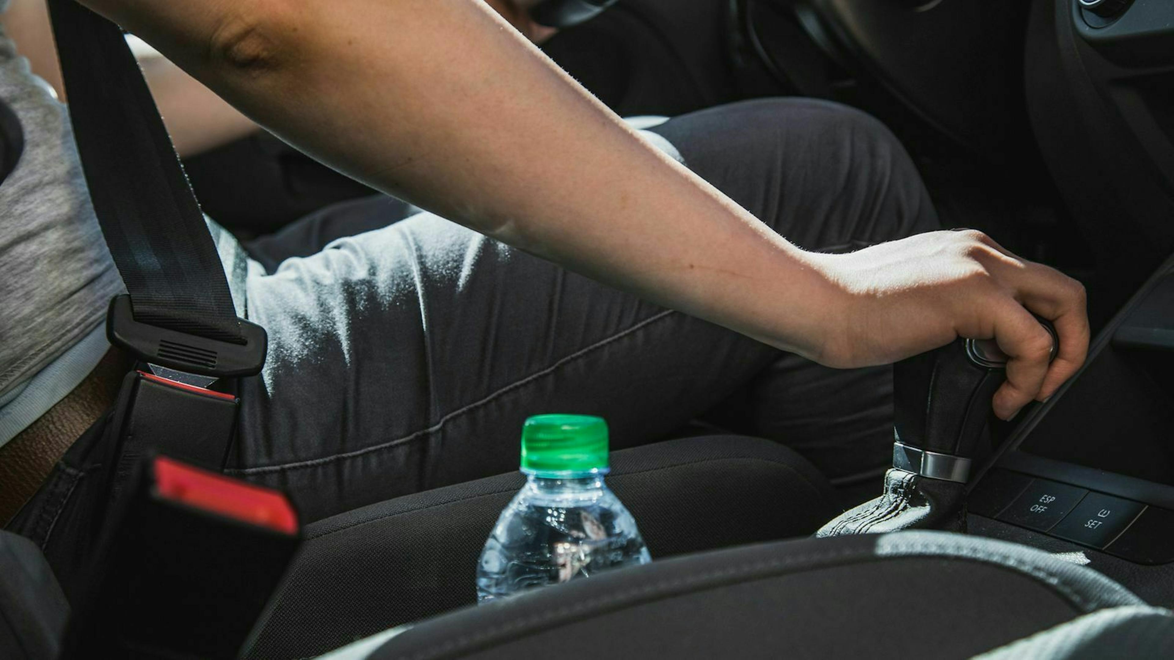 Es gibt verschiedene Tipps, wie du mit deinem Benziner richtig anfährst – ohne den Motor absterben zu lassen.