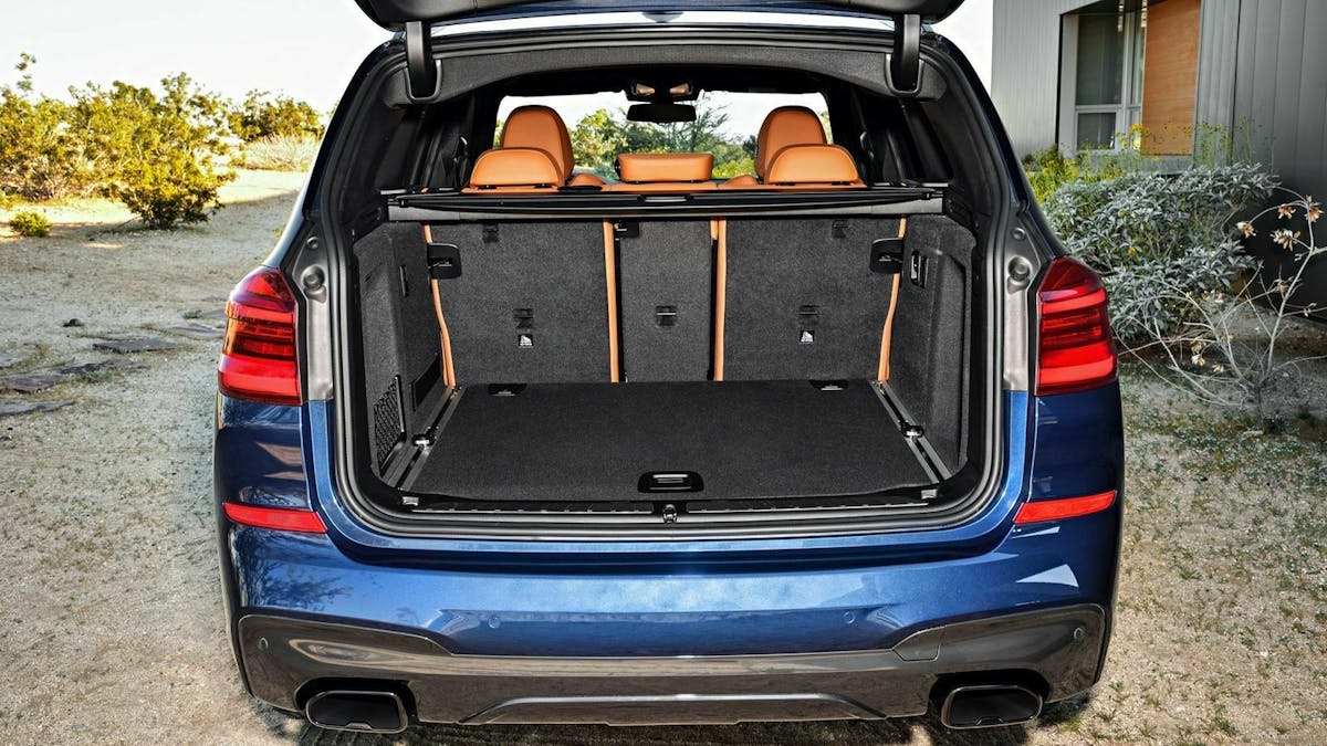 Zu sehen ist der Kofferraum des BMW X3