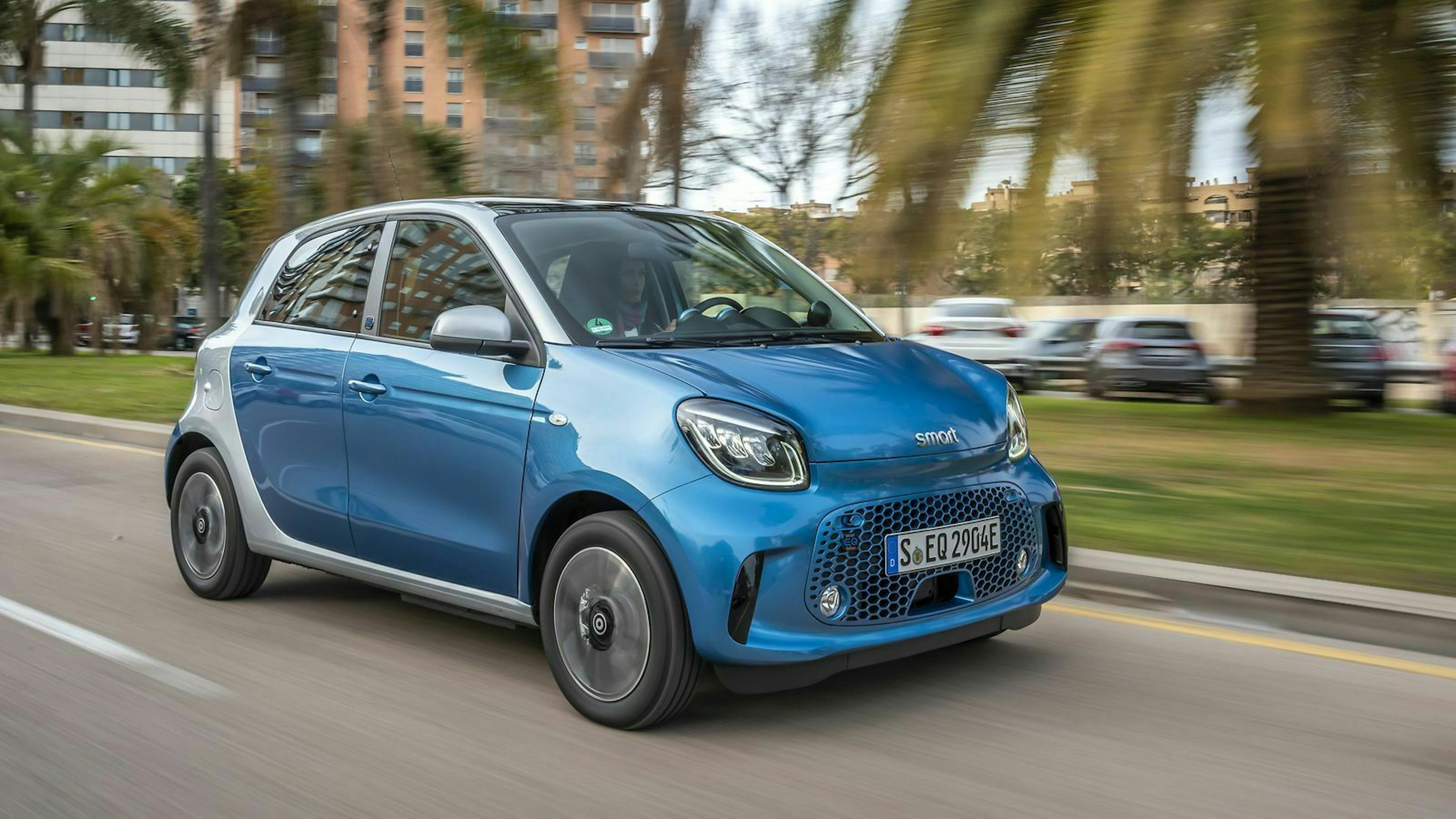 Zu sehen ist der Smart EQ ForFour Steel Blue, fahrend
