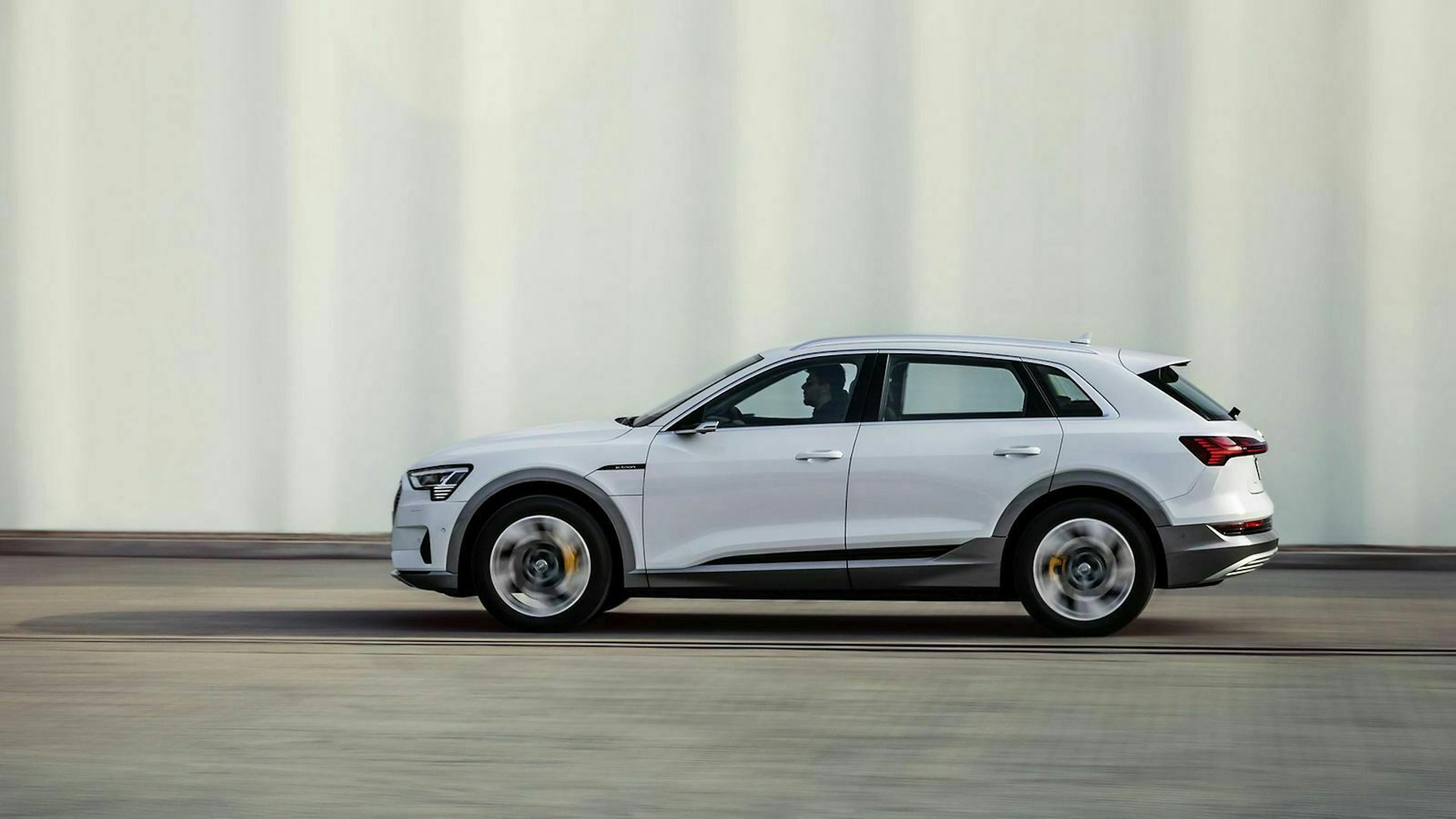 Die Ladeleistung drosselt Audi von von 150 auf 120 kW