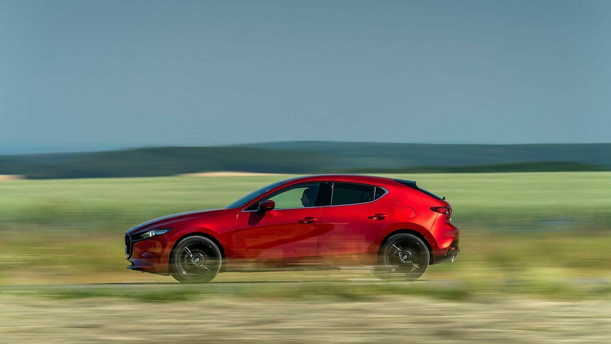 Der Mazda3 fährt mit einem Kompressionszünder. Das Benzin-Luft-Gemisch wird über hohen Druck gezündet
