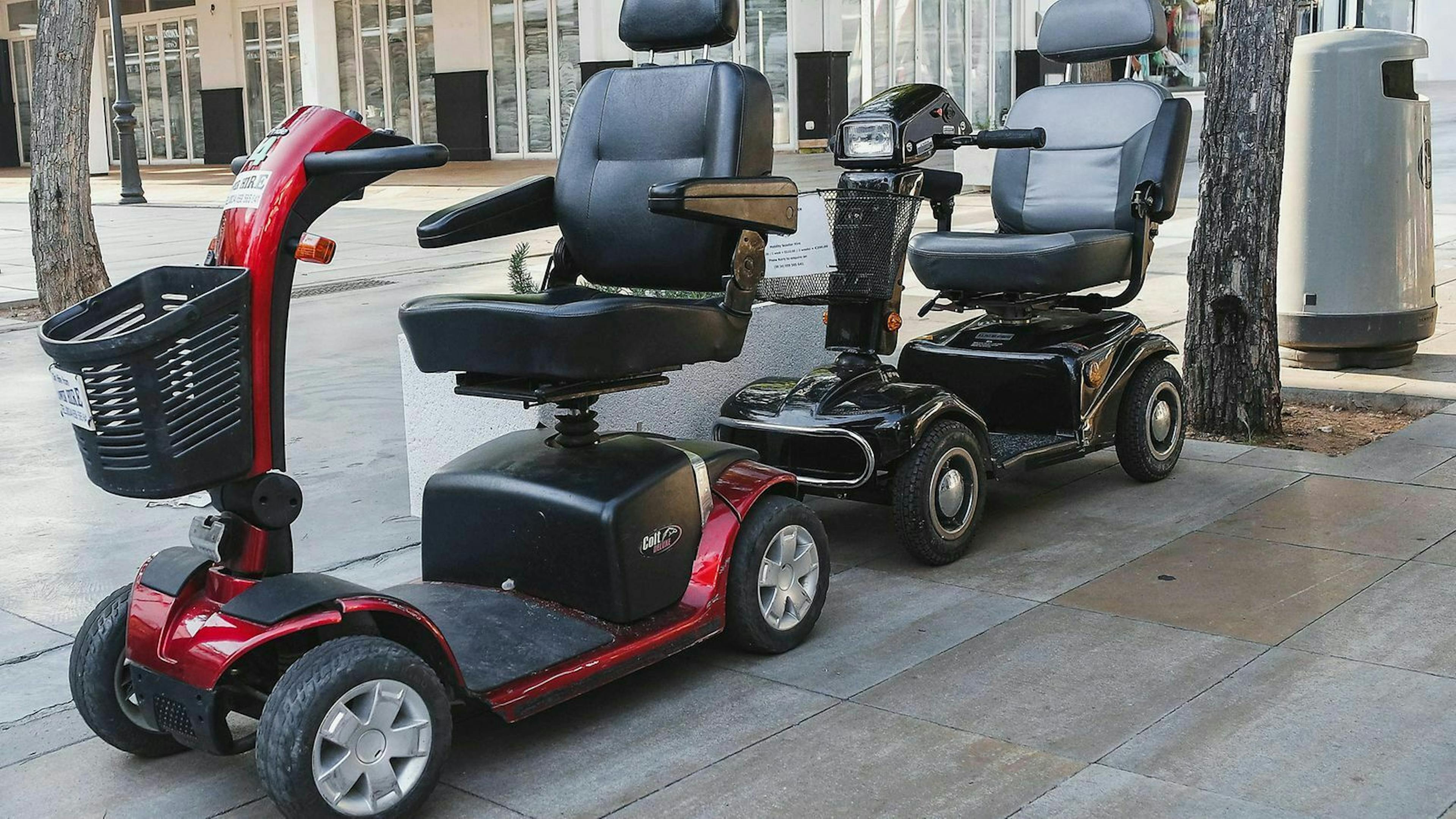 E-Mobile darfst du schon mit einem Führerschein der Klasse AM fahren.