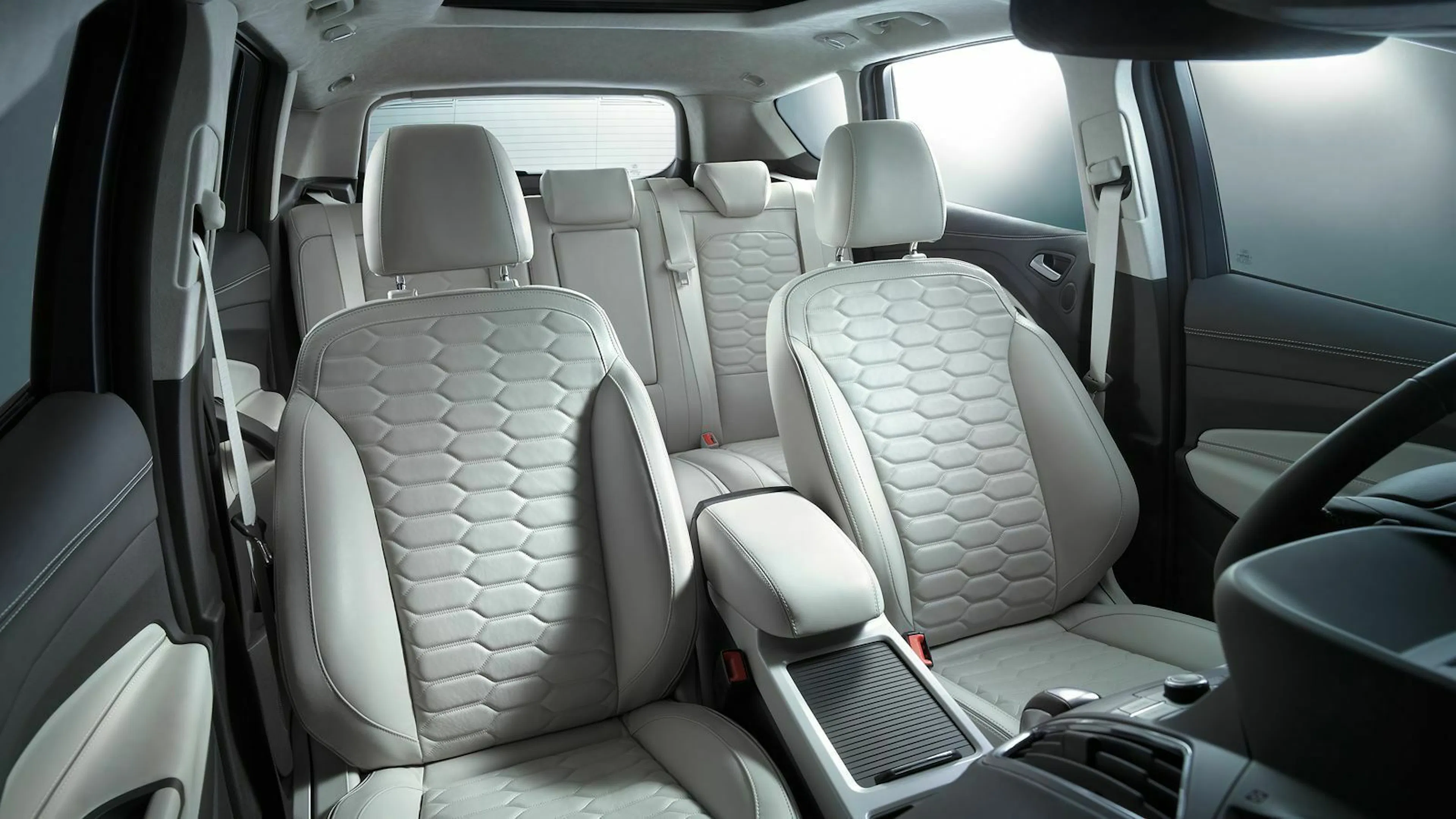 Zu sehen ist der Innenraum des Ford Kuga II Vignale (2016)