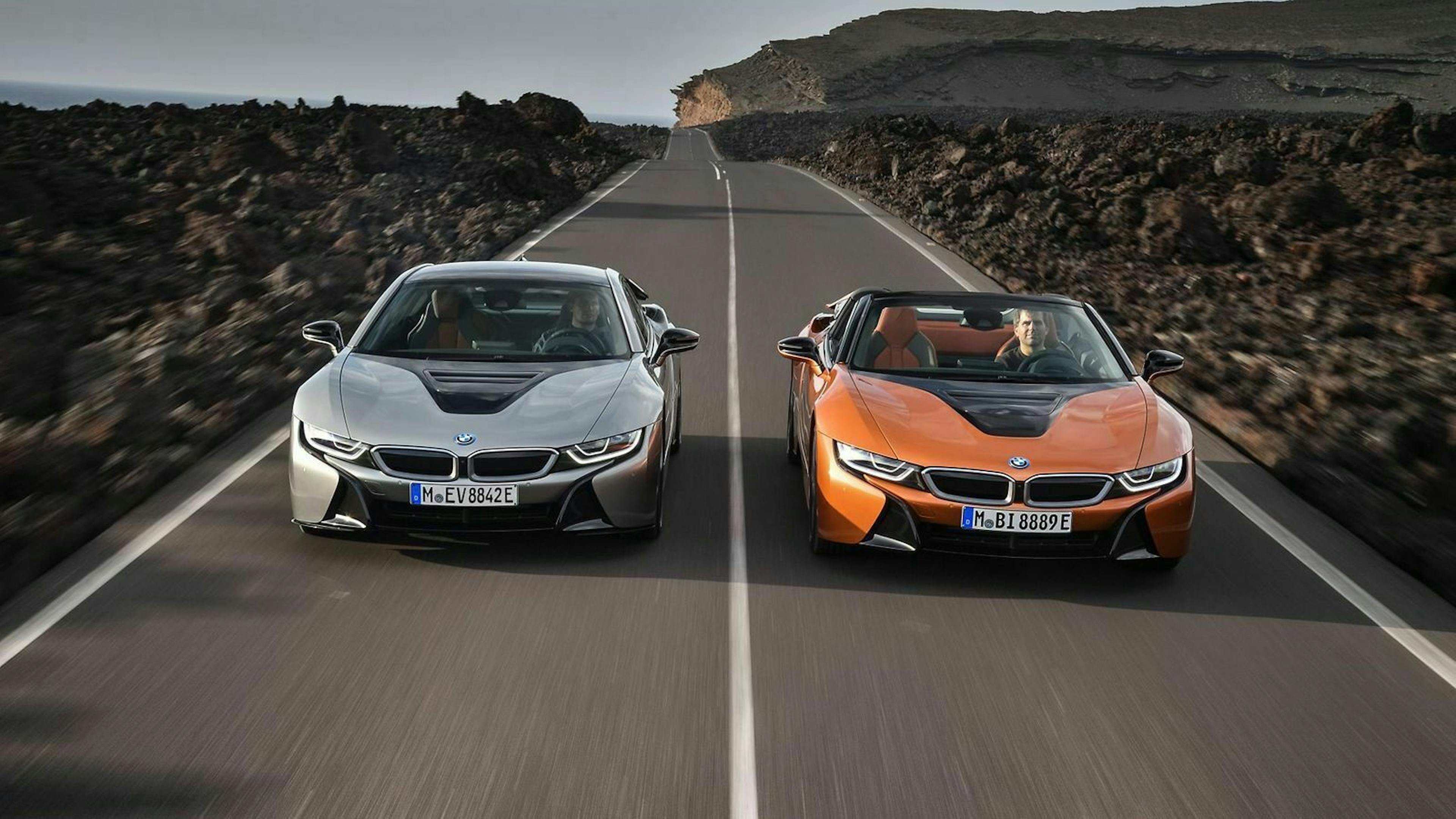 BMW i8 Coupé und Roadster nebeneinander fahrend