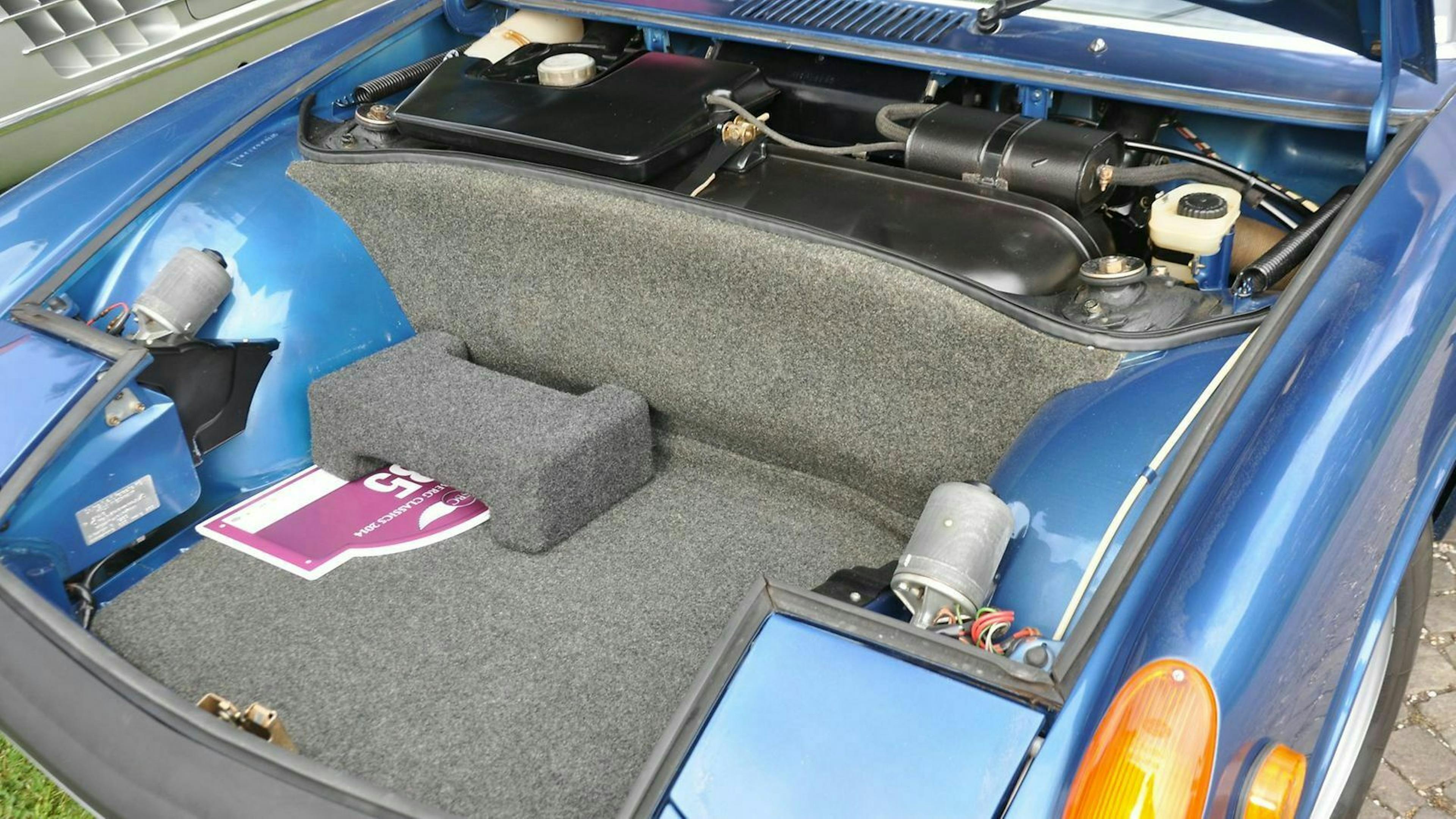 Blick in den Kofferraum des Porsche 914