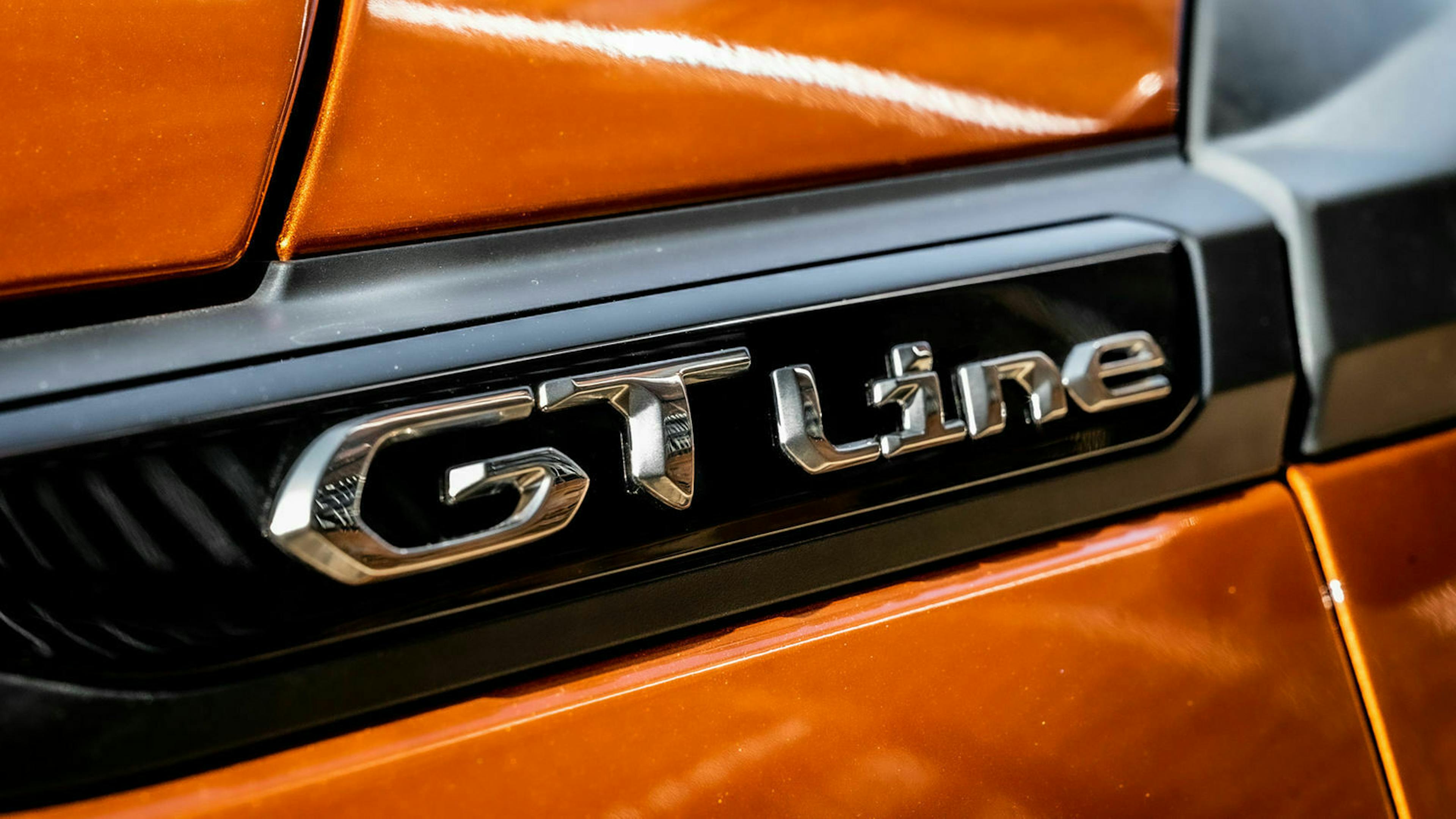 Zu sehen ist der GT-Line-Schriftzug an der Außenseite des Peugeot 2008 (2020) 