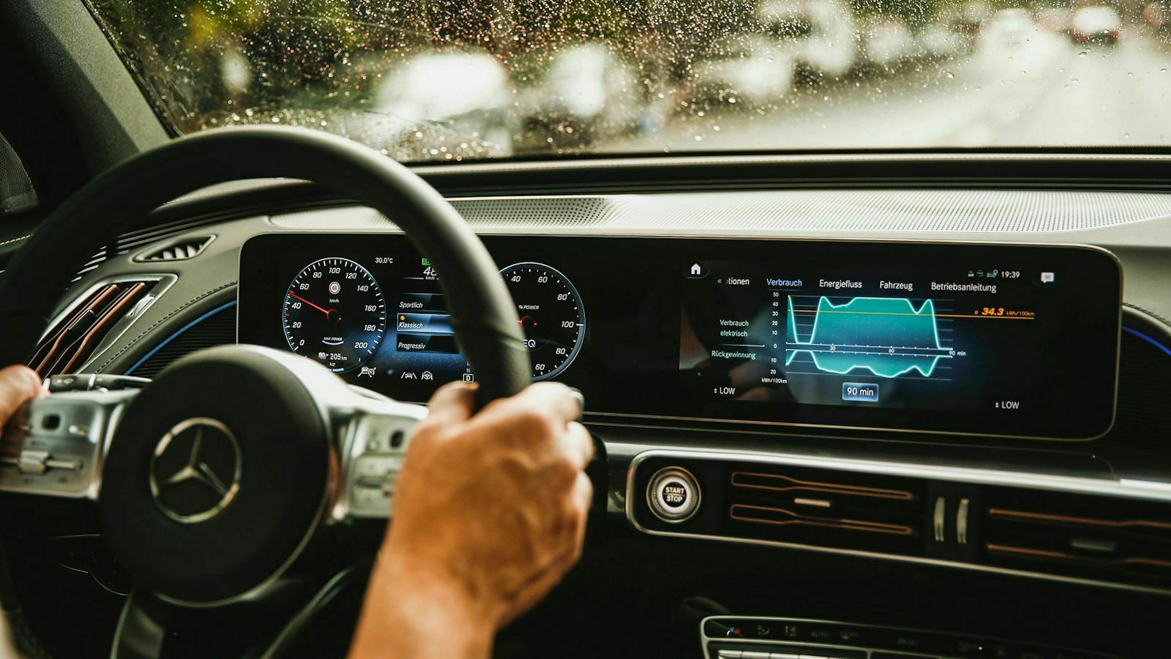 Das Infotainment-Display zeigt verschiedene Informationen an, zum Beispiel den Verbrauch.