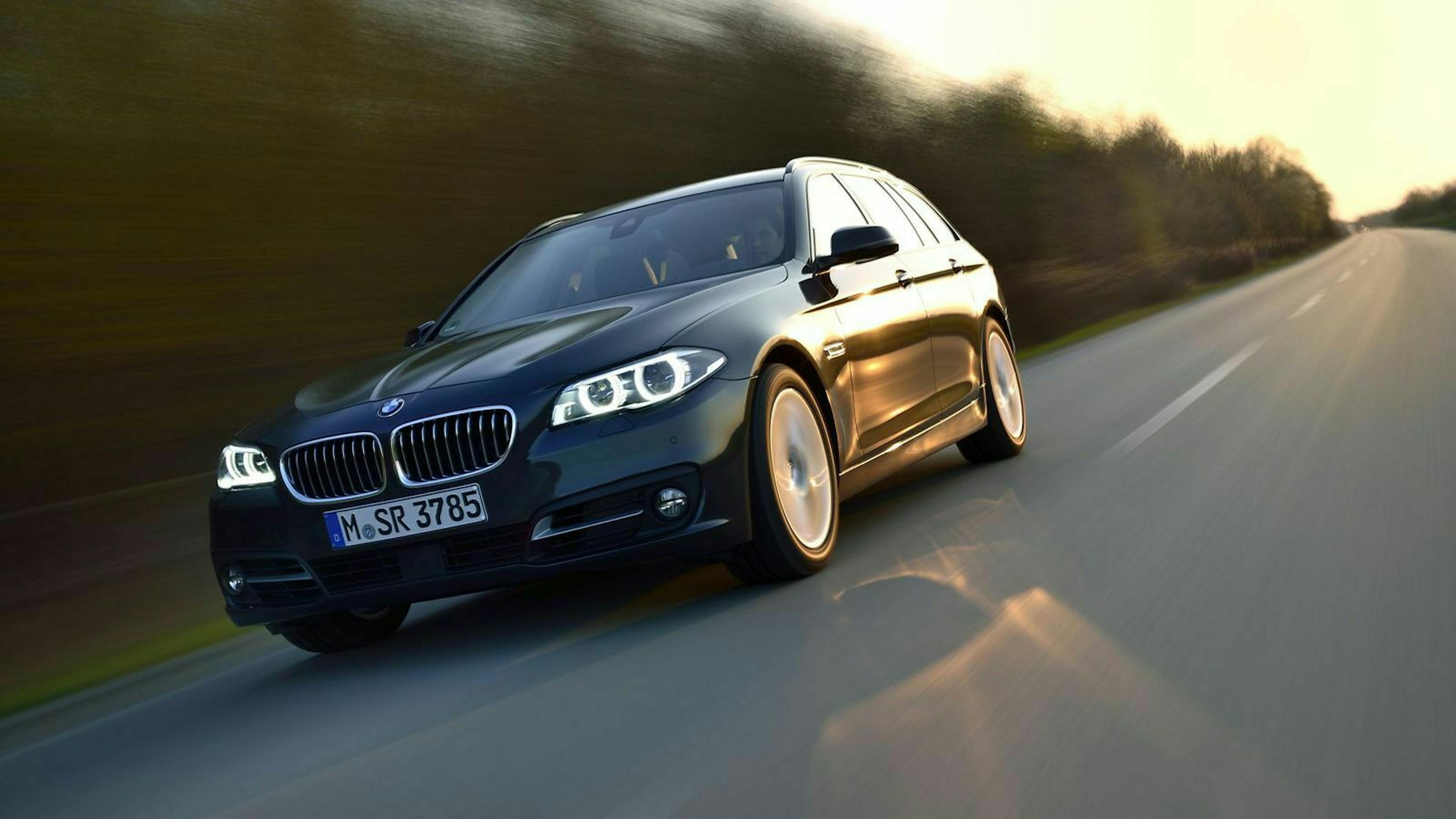 Zu sehen ist der BMW 530d Touring, fahrend