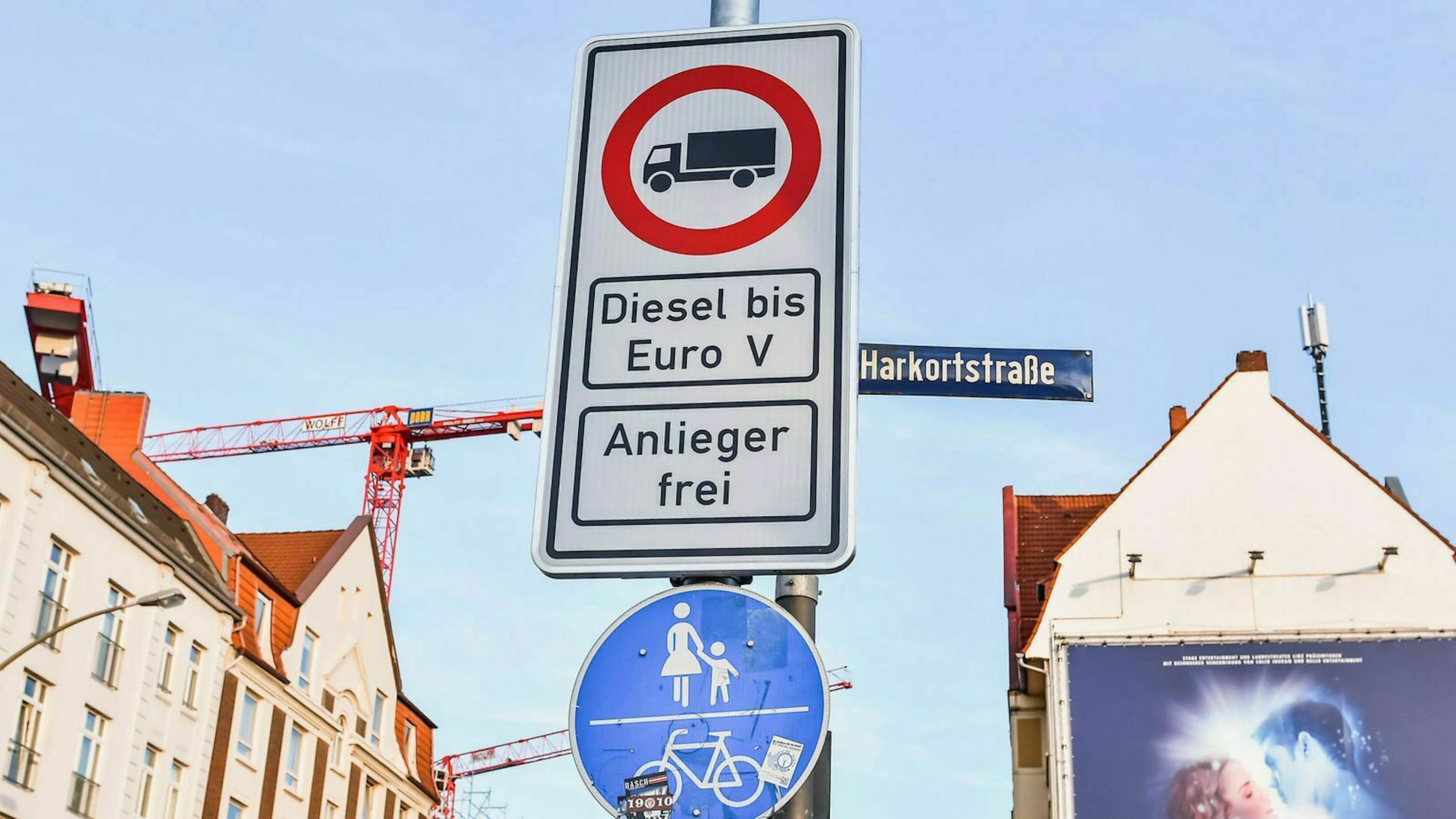 Die Stadt Hamburg hat in einigen Straßen, zum Beispiel in der Harkortstraße, ein Fahrverbot für Diesel verordnet.