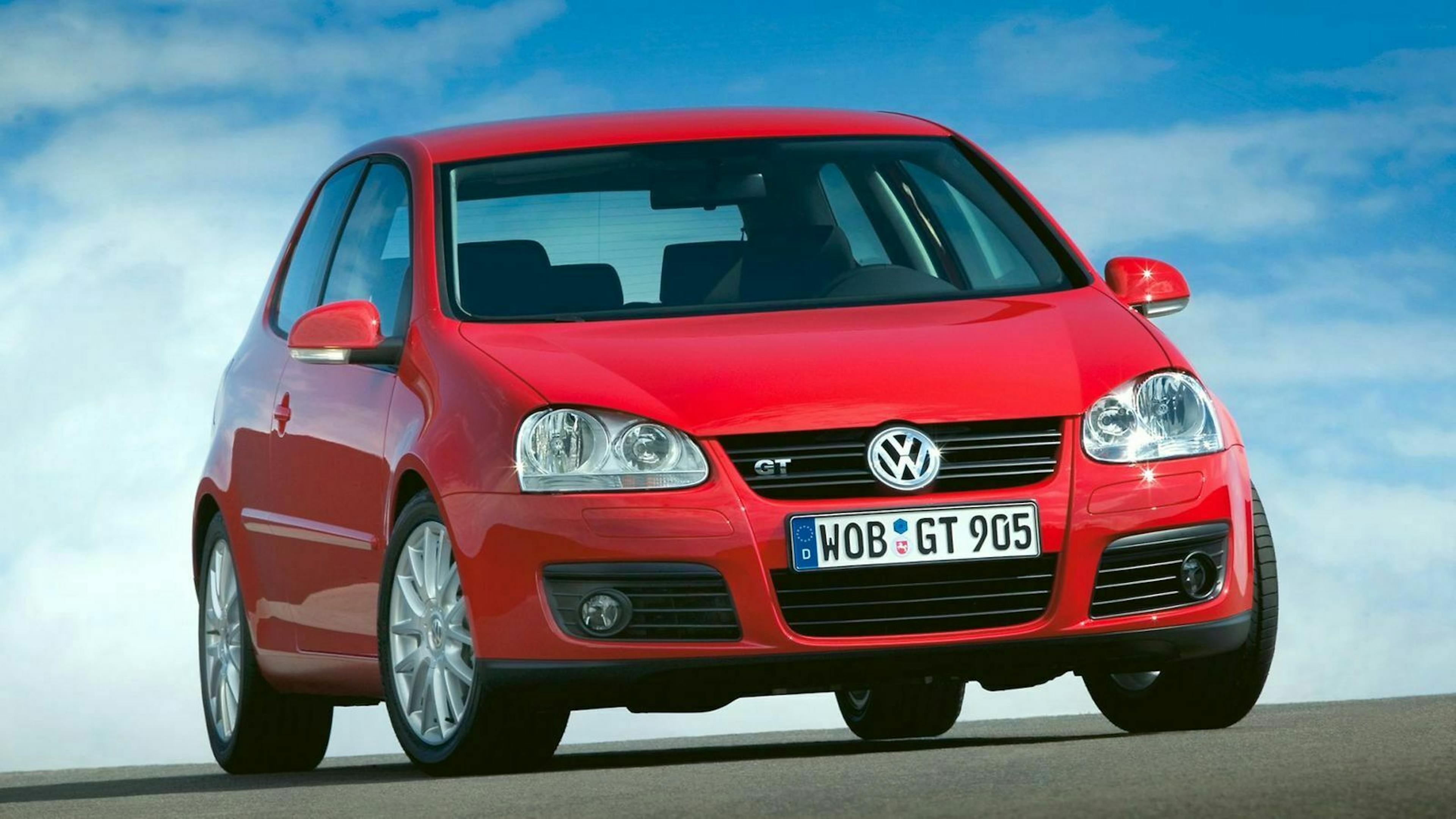 VW Golf 5 GT in Frontansicht, stehend