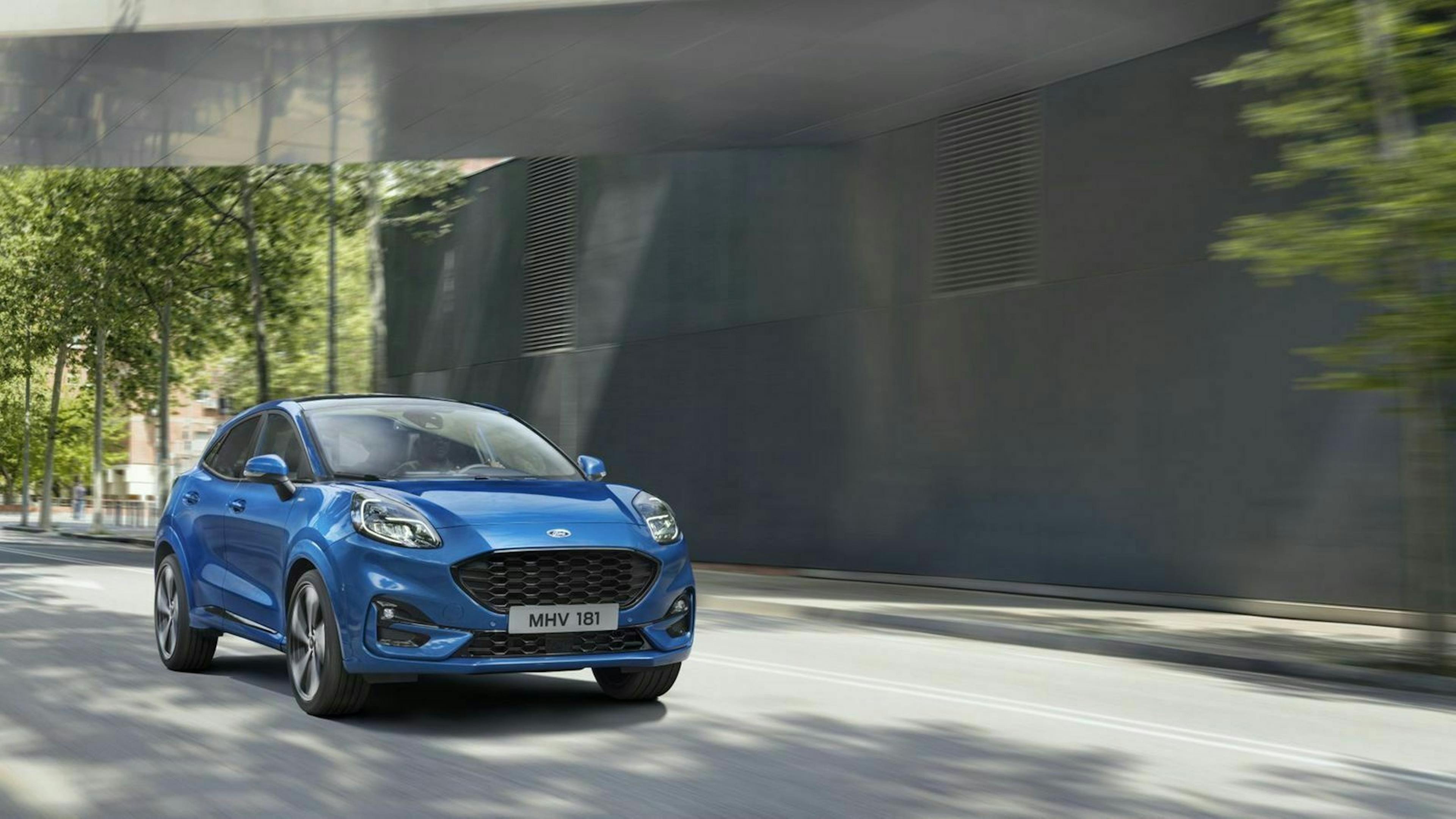 Der Ford Puma in Frontansicht fahrend