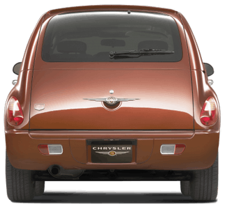 Braunes Auto, Rückansicht eines Chrysler PT Cruiser, gut sichtbares Markenemblem, Rücklichter leuchten.