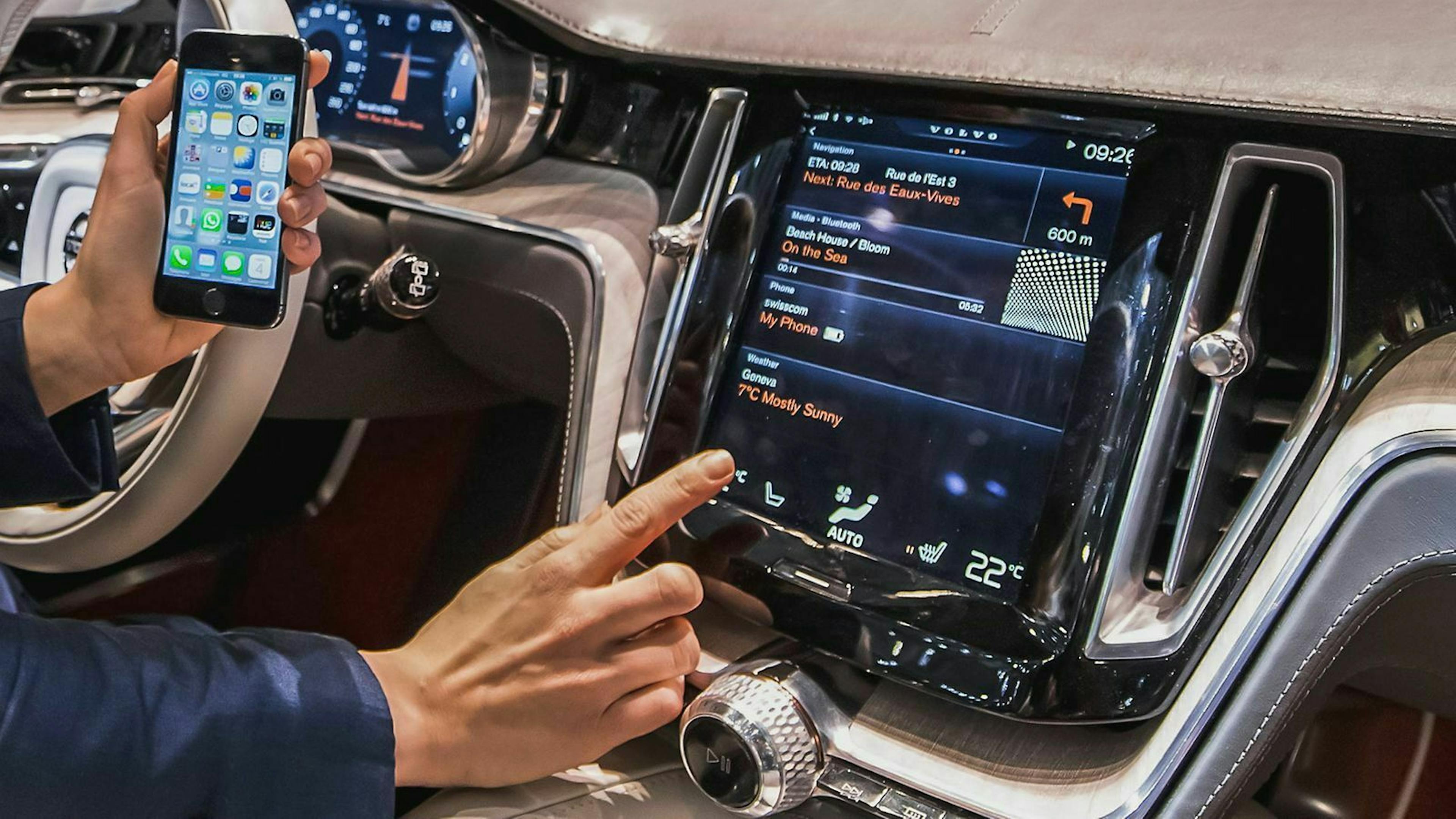 Jemand verbindet gerade ein iPhone mit dem Zentralmonitor eines Volvo.