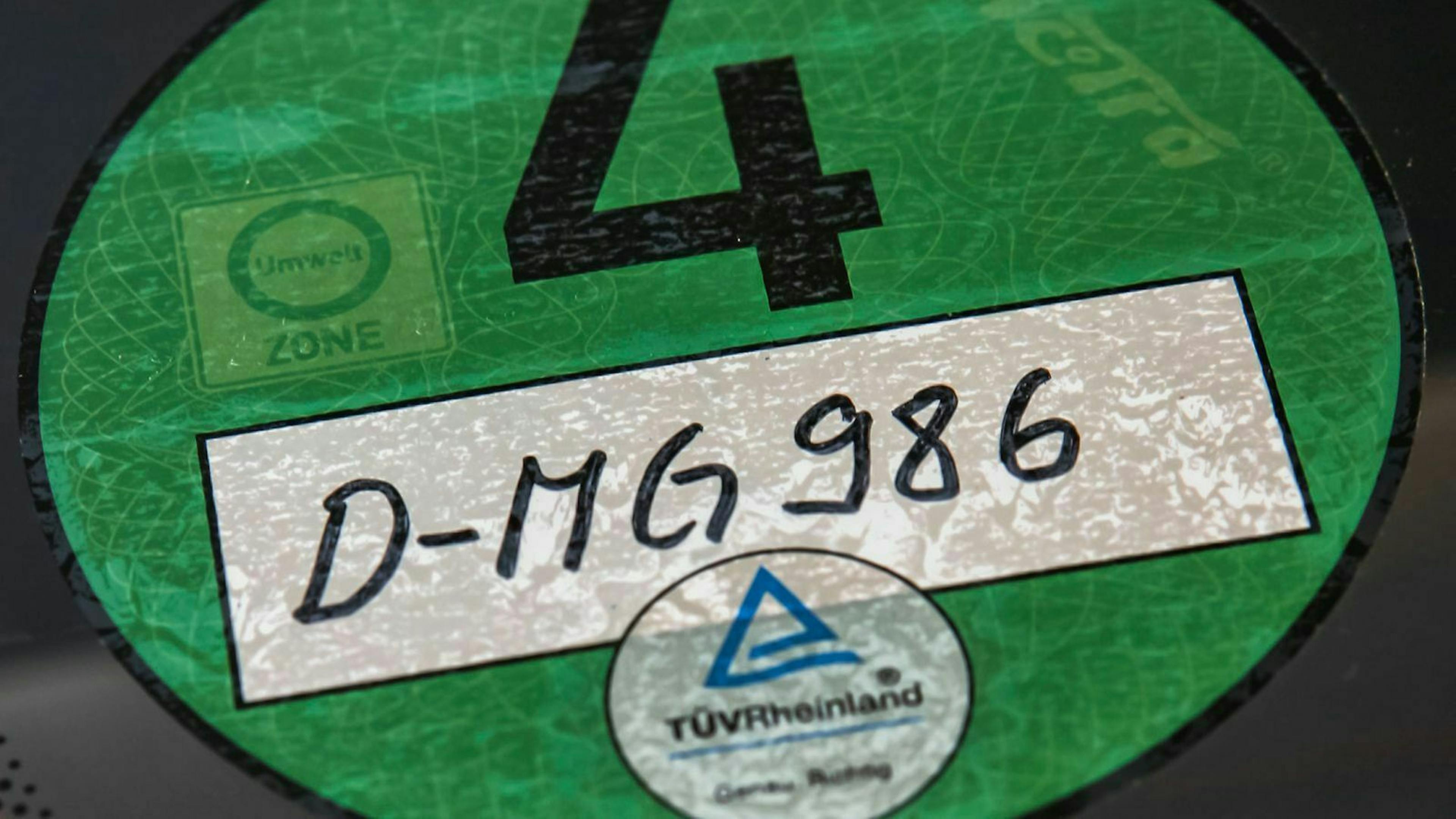 Die Umwelt- oder Feinstaubplakette muss für die Fahrt in Umweltzonen gut sichtbar in der Frontscheibe angebracht sein.